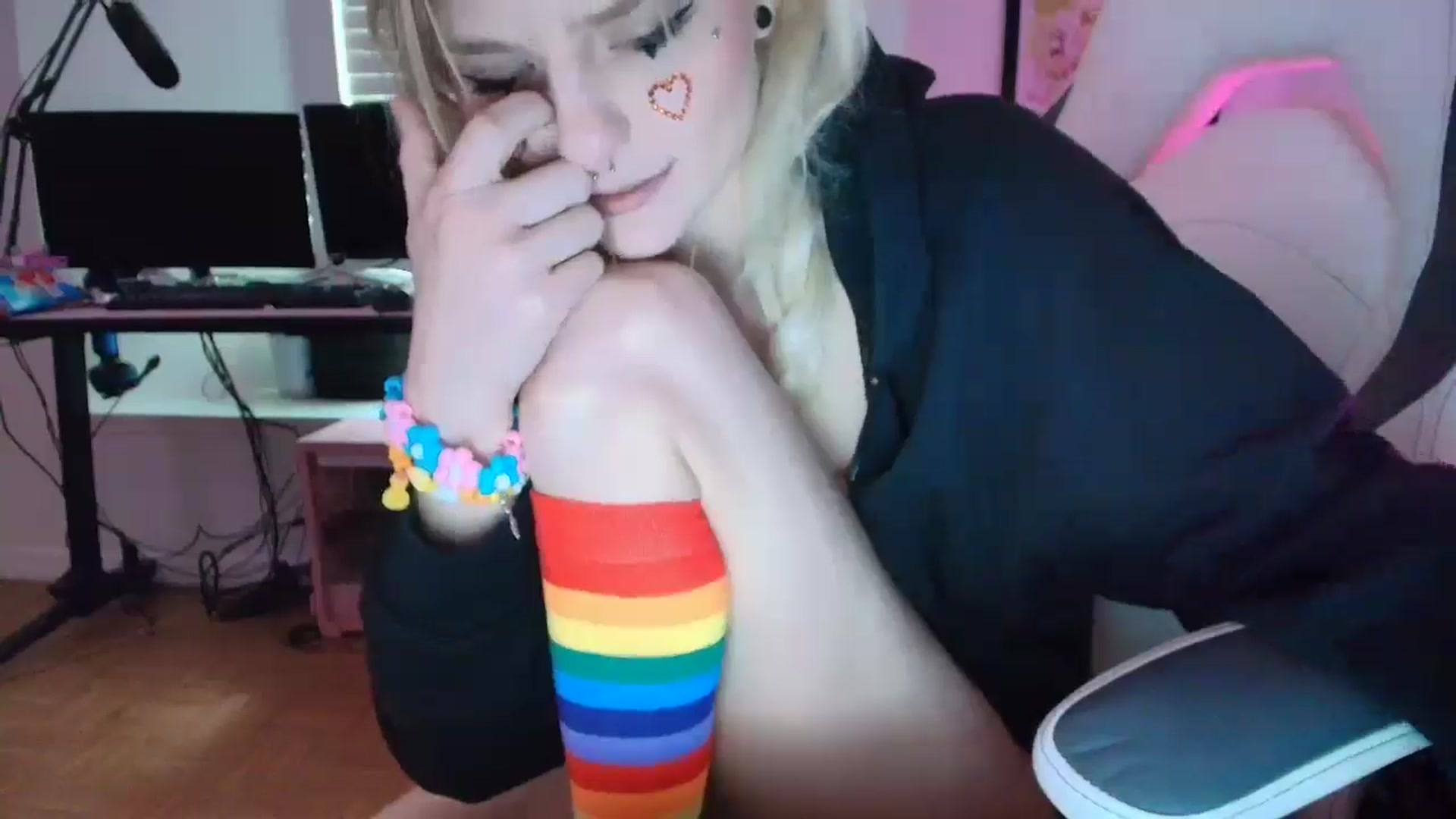 Gallery image thumbnail from DuckChan0's myfreecams stream on, 04/24/2025, 15:48 image 9 of 20