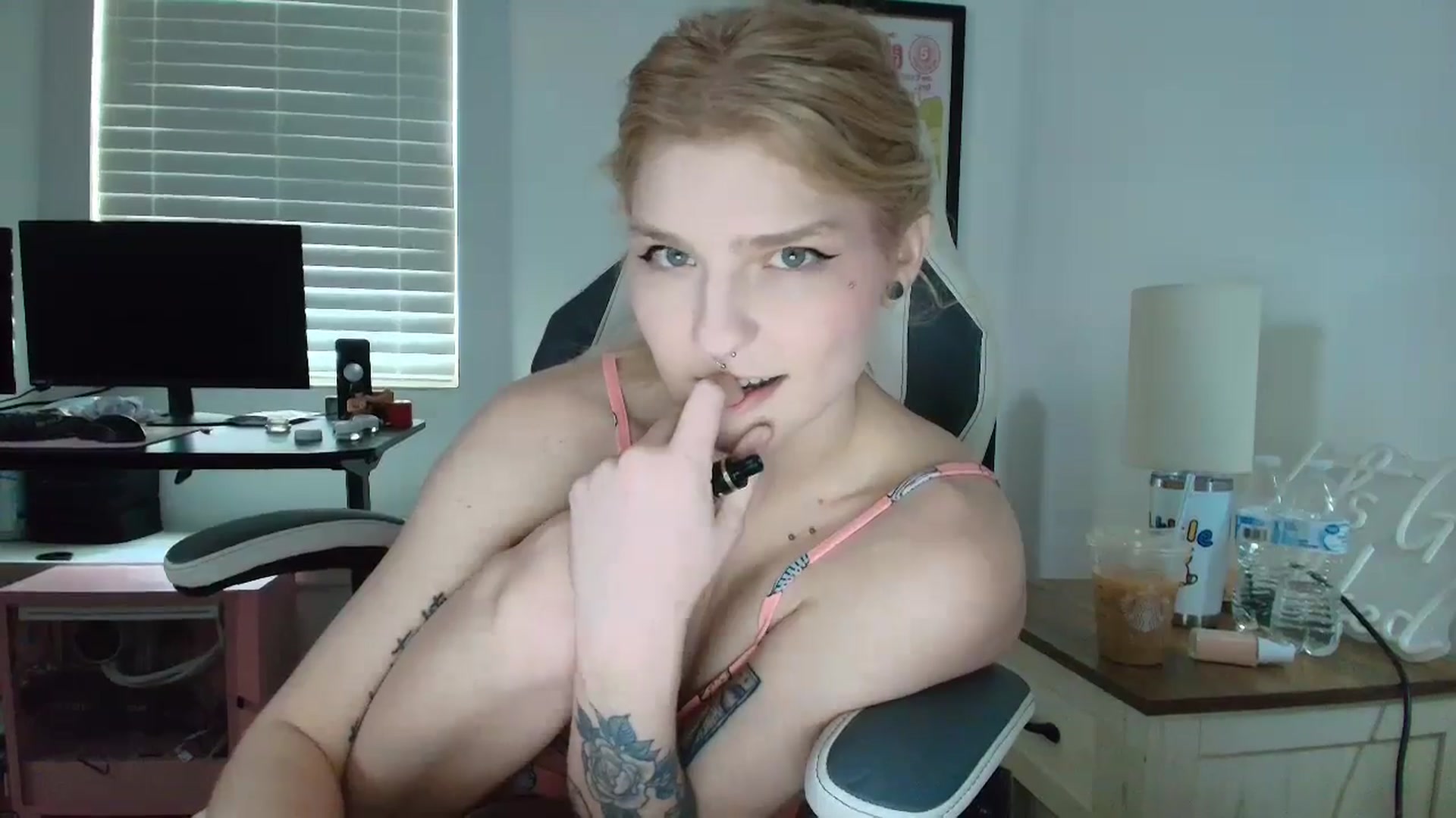 Gallery image thumbnail from DuckChan0's myfreecams stream on, 04/25/2025, 12:52 image 13 of 20
