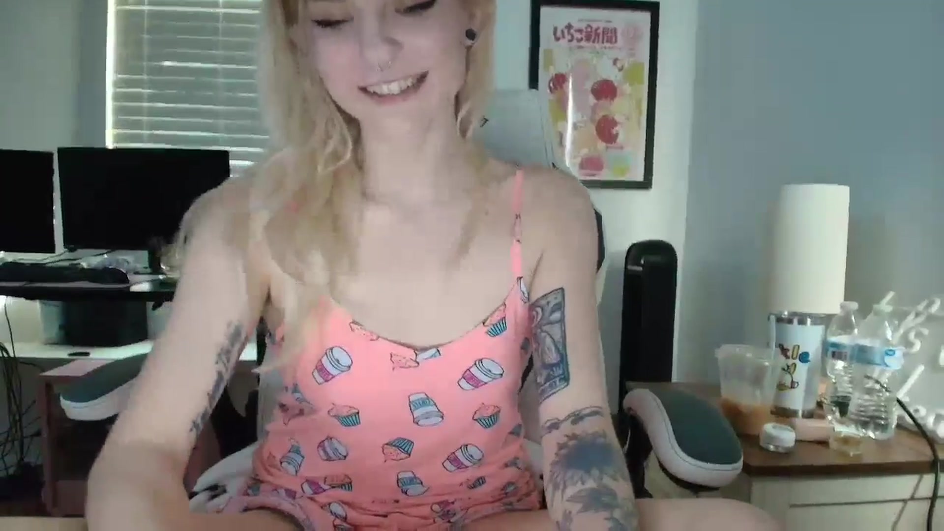 Gallery image thumbnail from DuckChan0's myfreecams stream on, 04/25/2025, 13:32 image 15 of 20