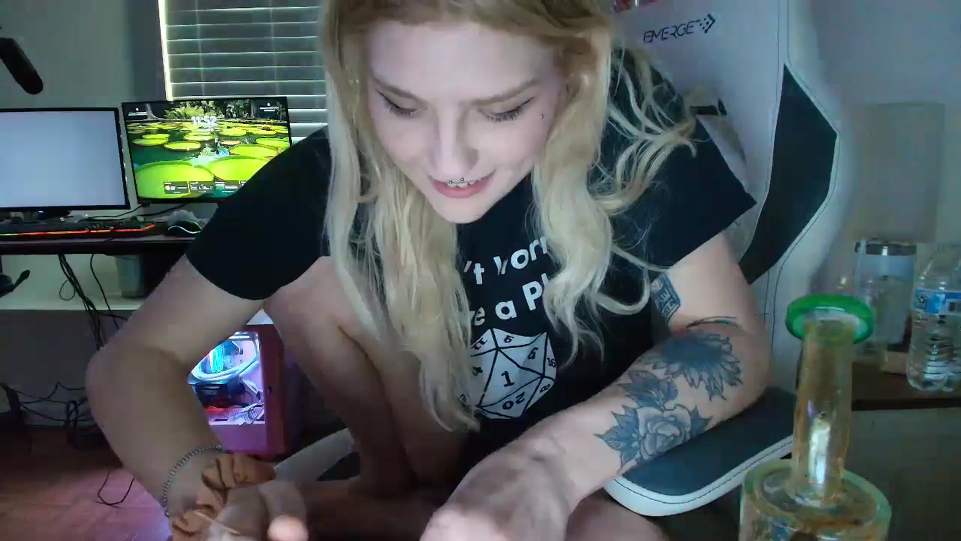 Gallery image thumbnail from DuckChan0's myfreecams stream on, 04/25/2025, 16:14 image 16 of 20