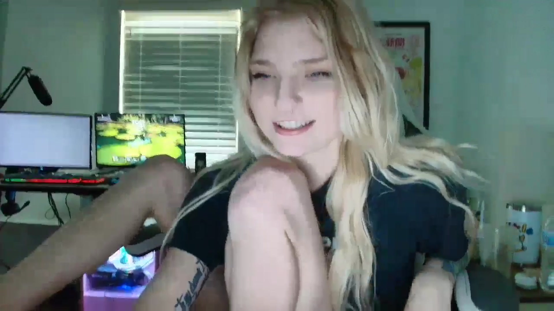 Gallery image thumbnail from DuckChan0's myfreecams stream on, 04/25/2025, 16:14 image 13 of 20