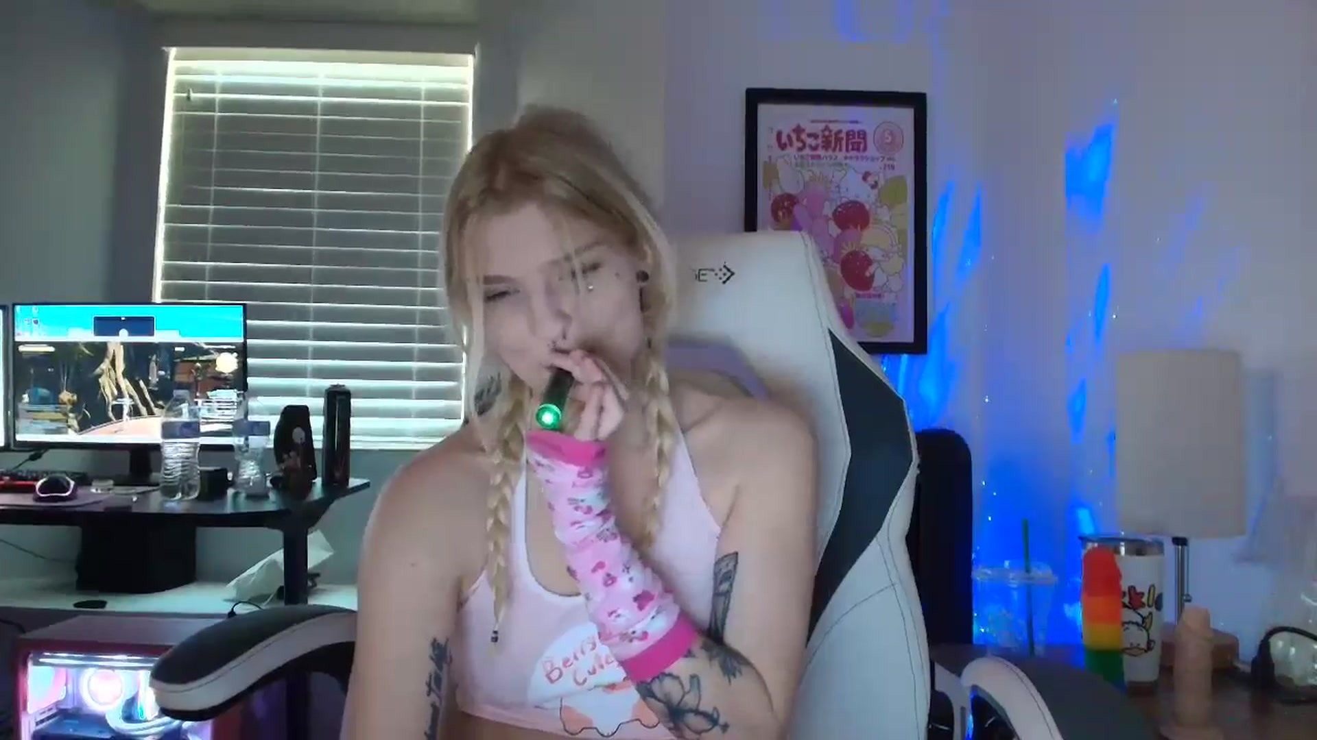 Gallery image thumbnail from DuckChan0's myfreecams stream on, 04/27/2025, 18:44 image 6 of 20