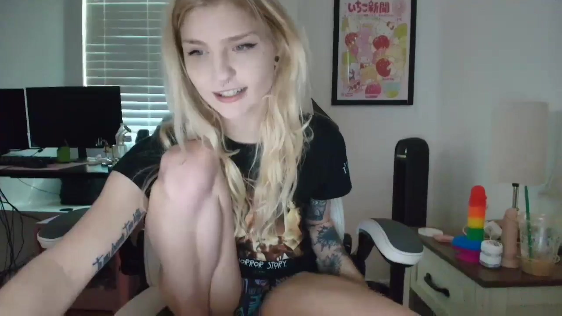 Gallery image thumbnail from DuckChan0's myfreecams stream on, 04/28/2025, 14:44 image 12 of 20