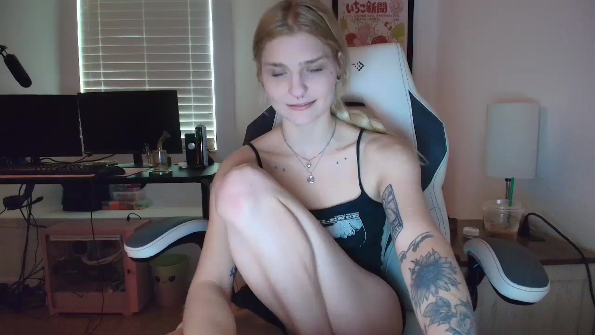Gallery image thumbnail from DuckChan0's myfreecams stream on, 04/29/2025, 14:43 image 10 of 20