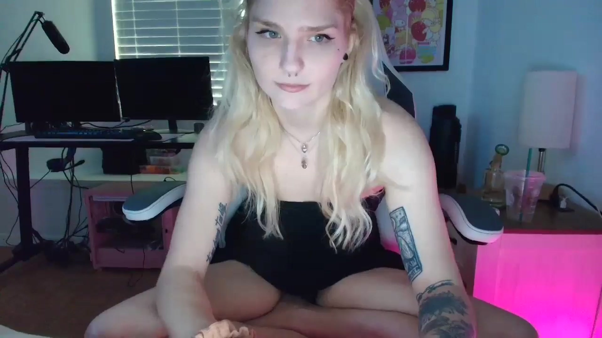 Gallery image thumbnail from DuckChan0's myfreecams stream on, 04/29/2025, 16:14 image 6 of 20