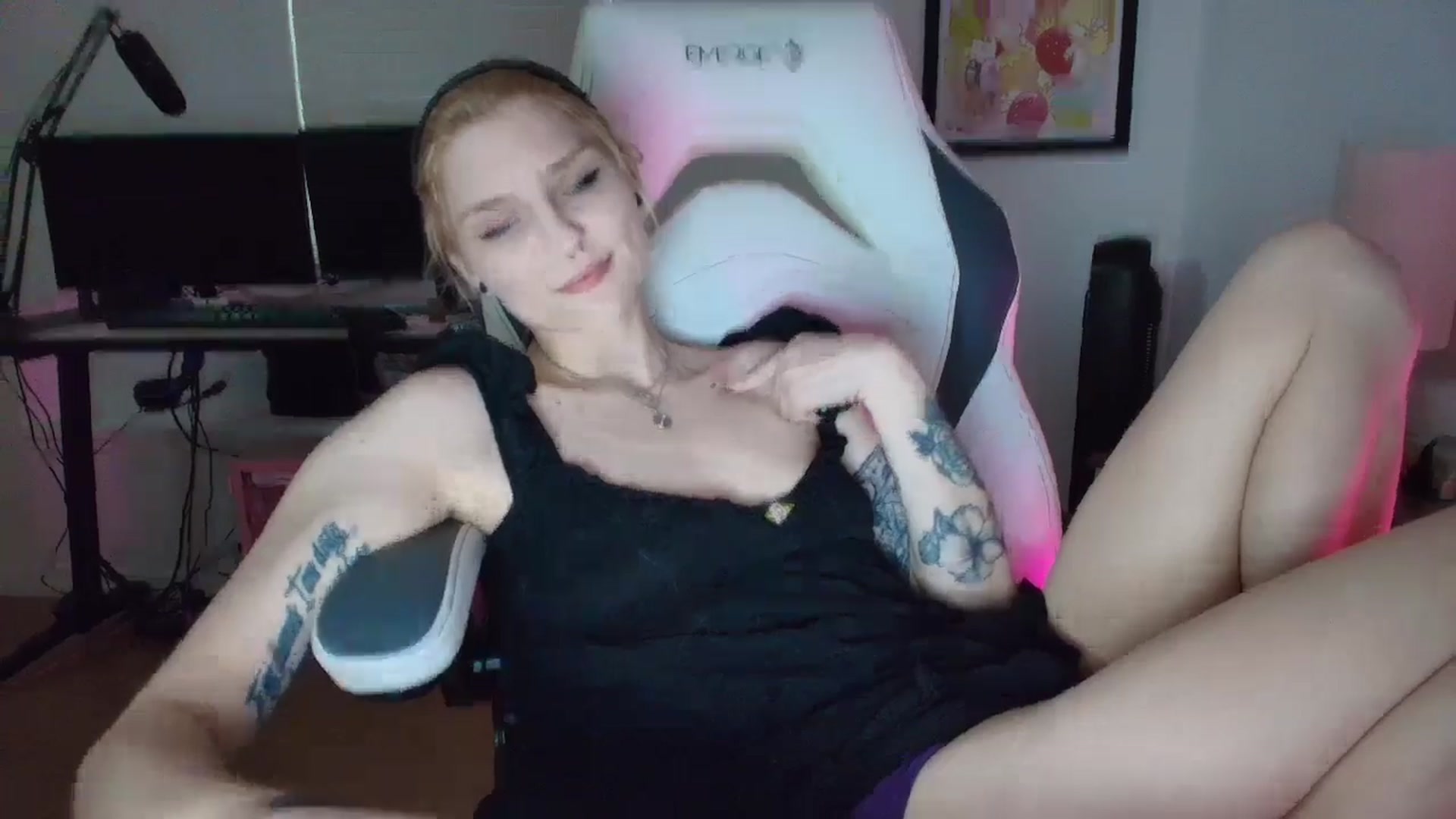 Gallery image thumbnail from DuckChan0's myfreecams stream on, 04/30/2025, 24:06 image 6 of 20