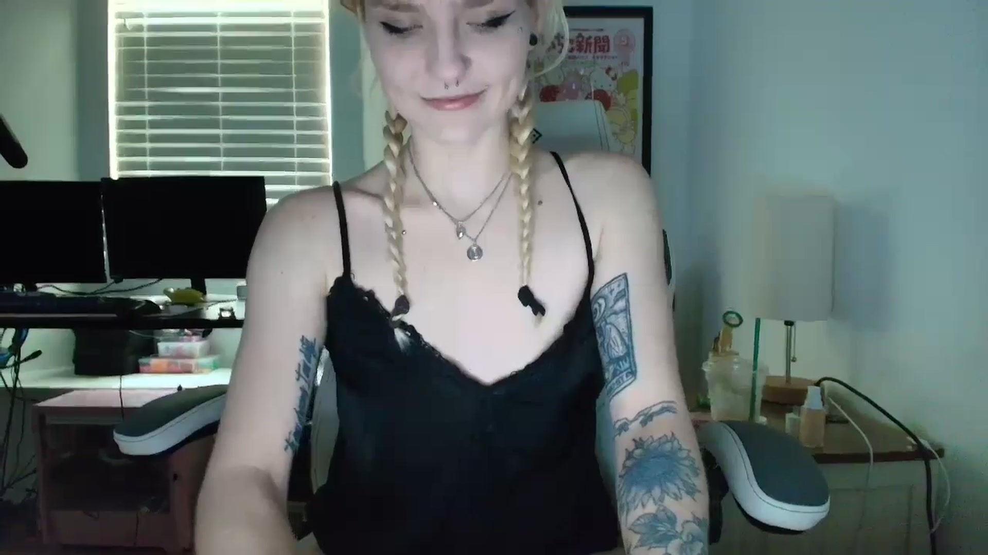 Gallery image thumbnail from DuckChan0's myfreecams stream on, 04/30/2025, 15:39 image 5 of 20