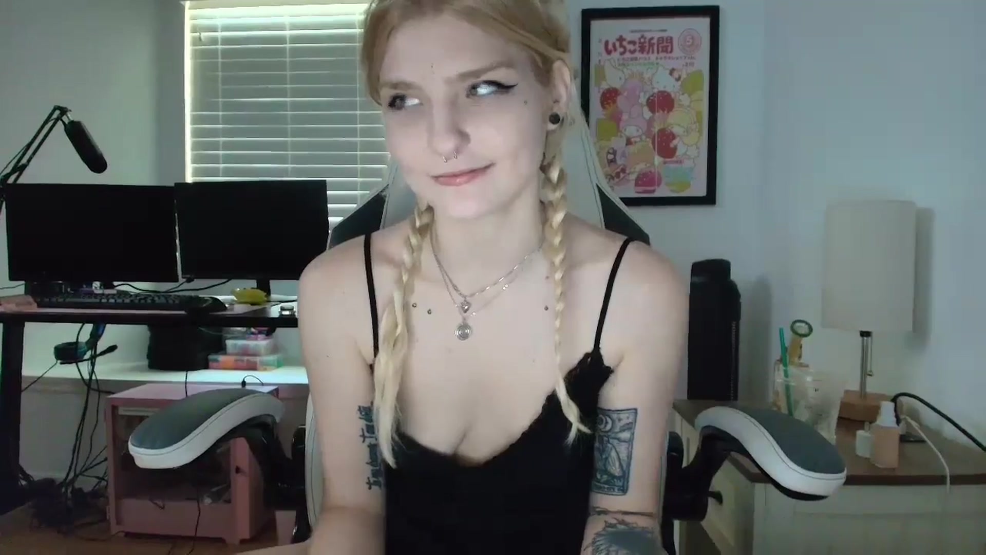 Gallery image thumbnail from DuckChan0's myfreecams stream on, 04/30/2025, 15:39 image 13 of 20