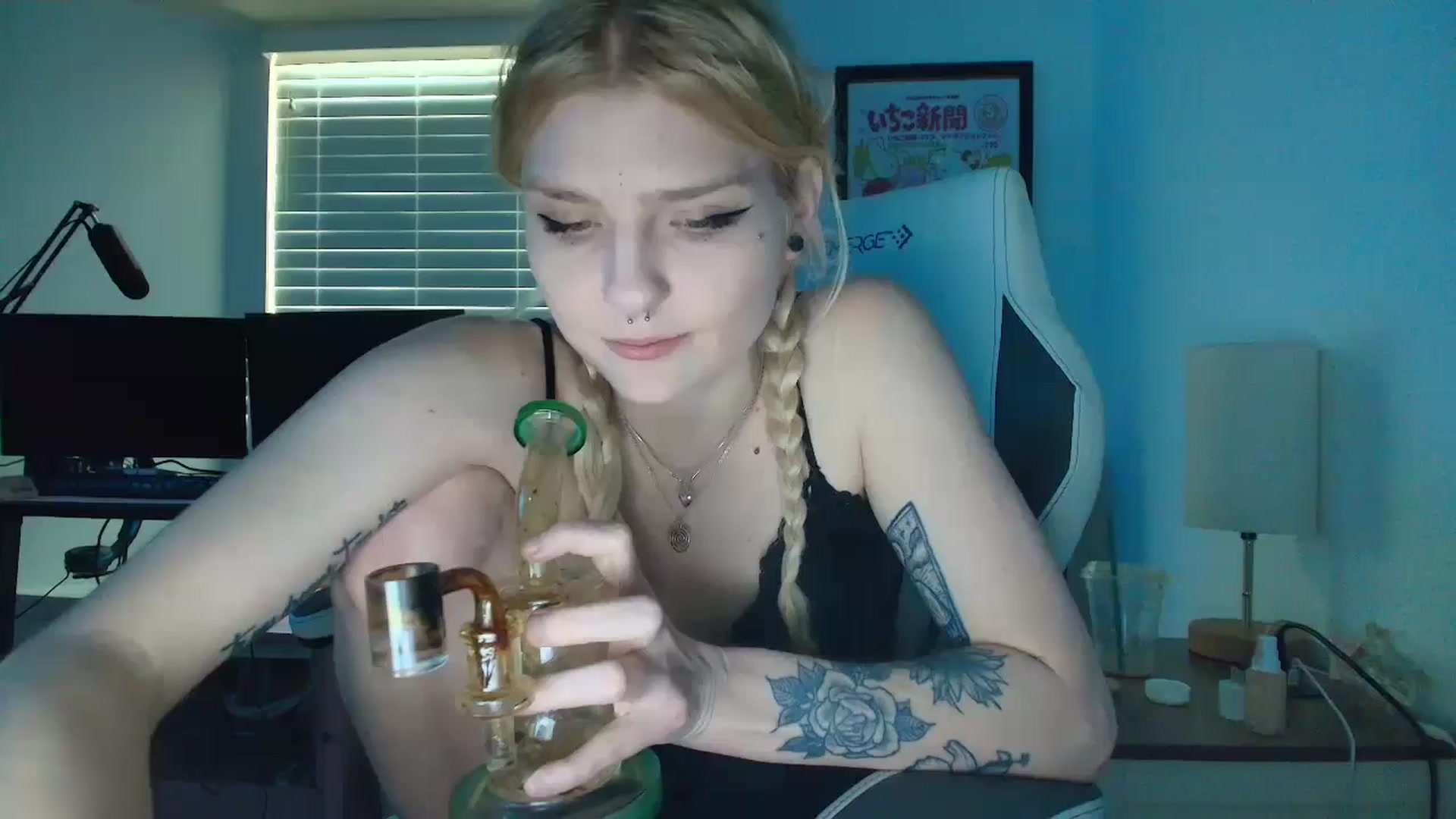 Gallery image thumbnail from DuckChan0's myfreecams stream on, 04/30/2025, 15:39 image 16 of 20