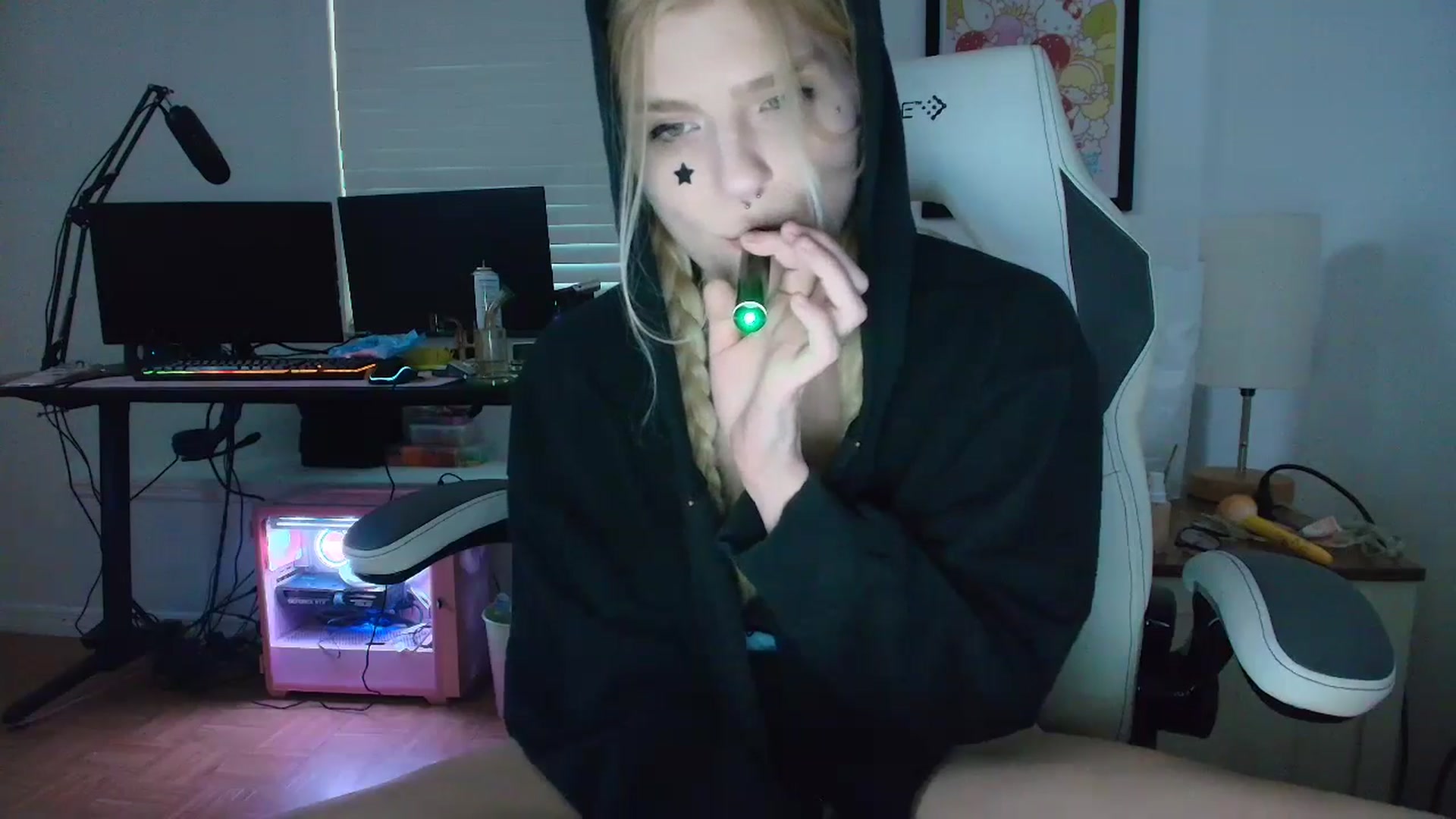 Gallery image thumbnail from DuckChan0's myfreecams stream on, 04/30/2025, 23:54 image 16 of 20