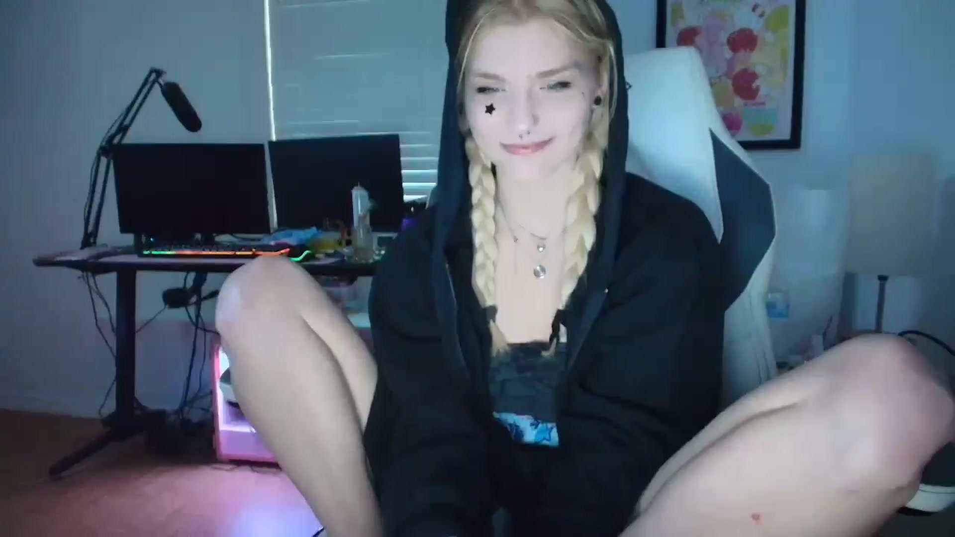 Gallery image thumbnail from DuckChan0's myfreecams stream on, 04/30/2025, 23:54 image 13 of 20