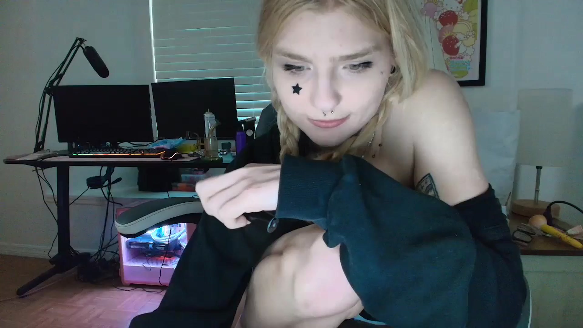 Gallery image thumbnail from DuckChan0's myfreecams stream on, 04/30/2025, 23:54 image 3 of 20