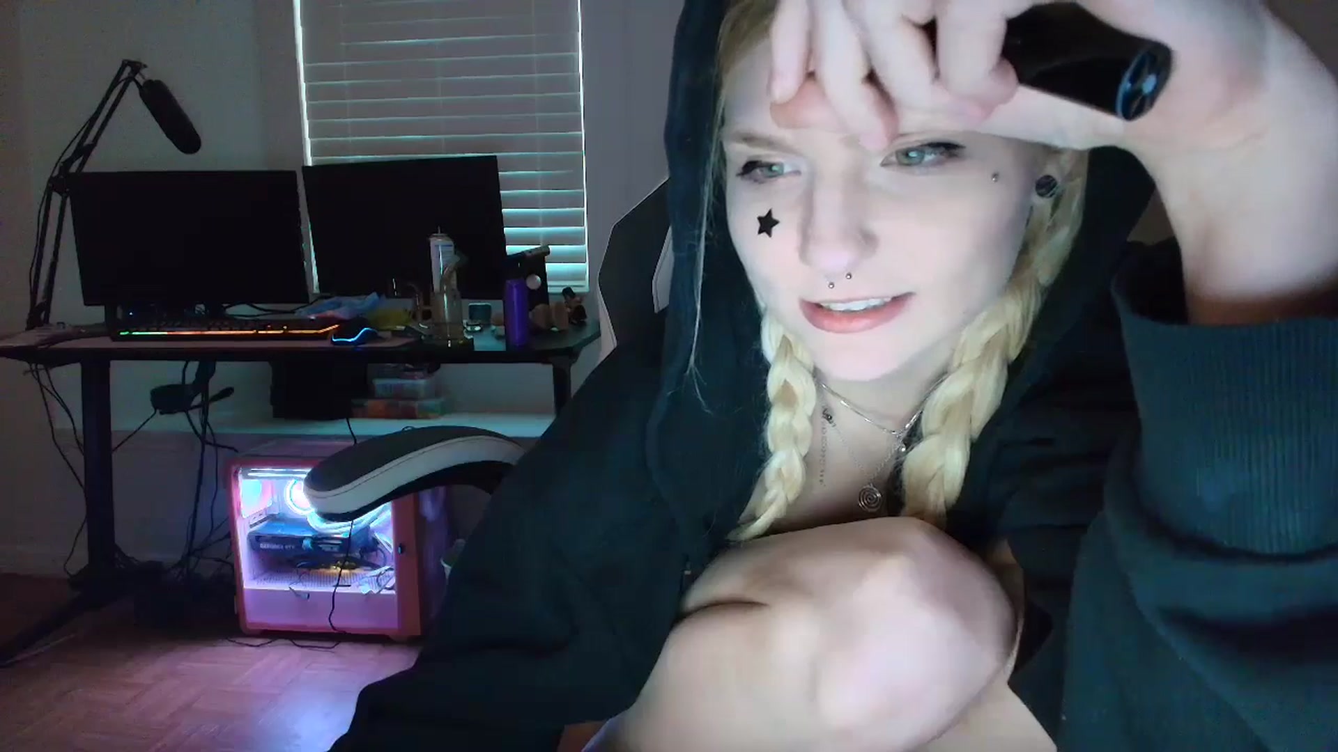 Gallery image thumbnail from DuckChan0's myfreecams stream on, 04/30/2025, 23:54 image 8 of 20