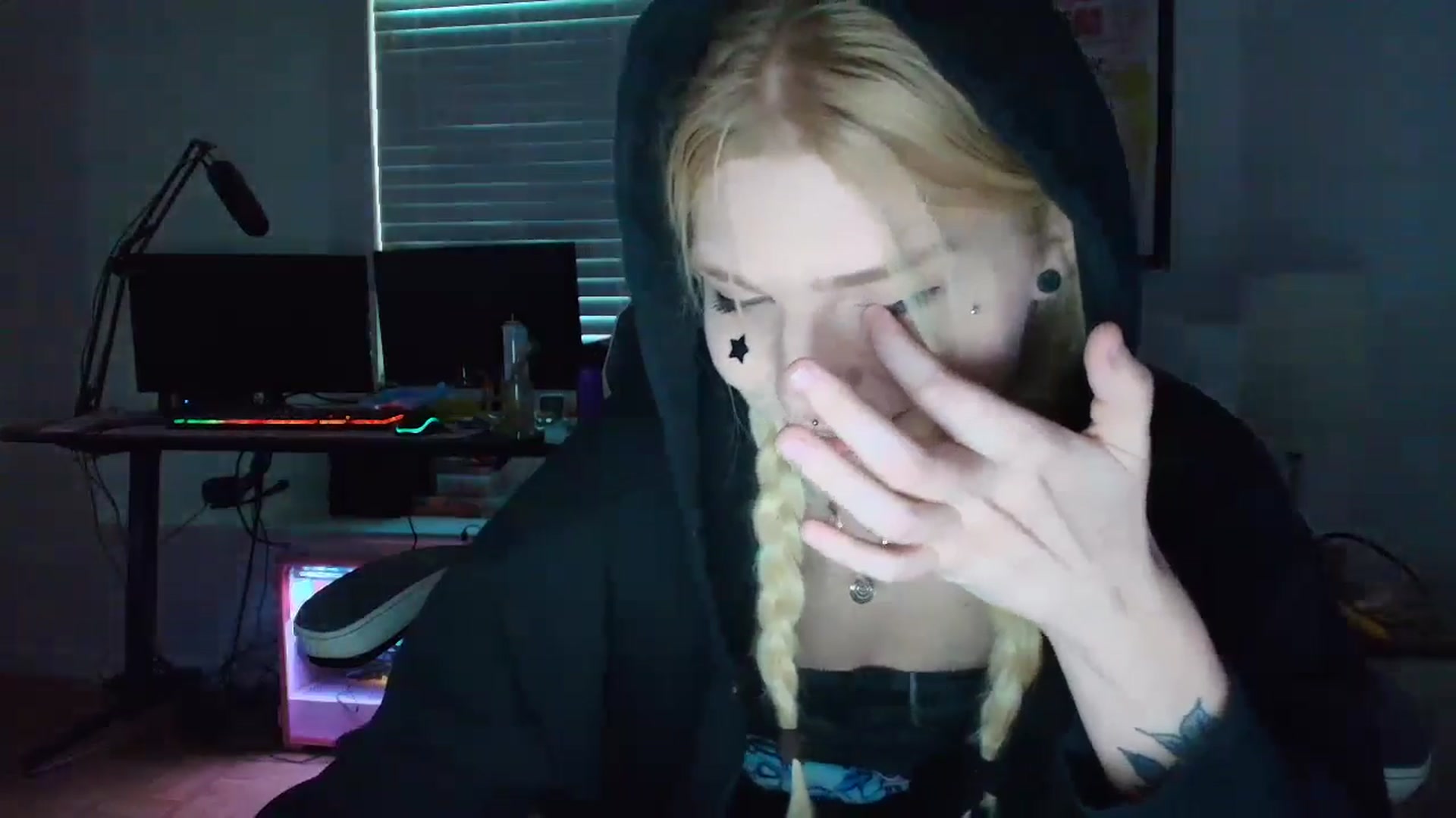 Gallery image thumbnail from DuckChan0's myfreecams stream on, 04/30/2025, 23:54 image 12 of 20