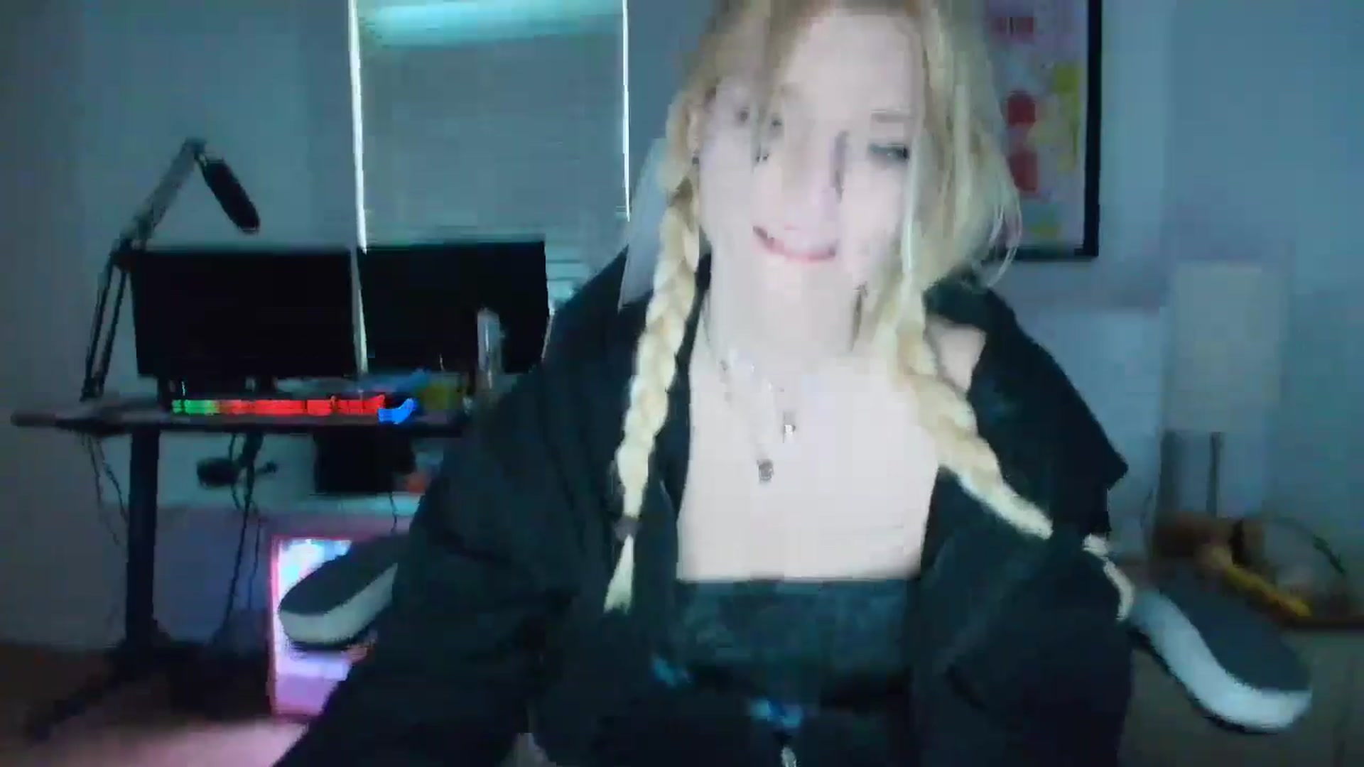 Gallery image thumbnail from DuckChan0's myfreecams stream on, 04/30/2025, 23:54 image 7 of 20