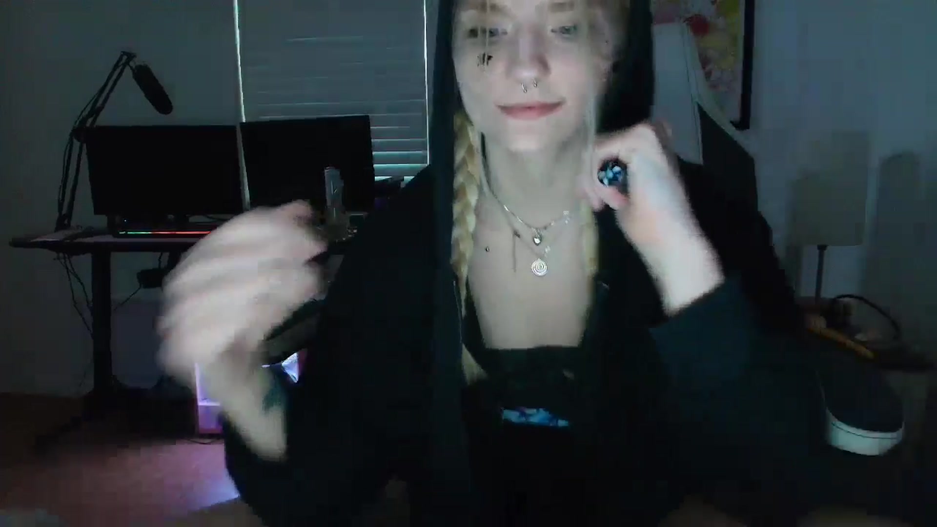 Gallery image thumbnail from DuckChan0's myfreecams stream on, 04/30/2025, 23:54 image 15 of 20
