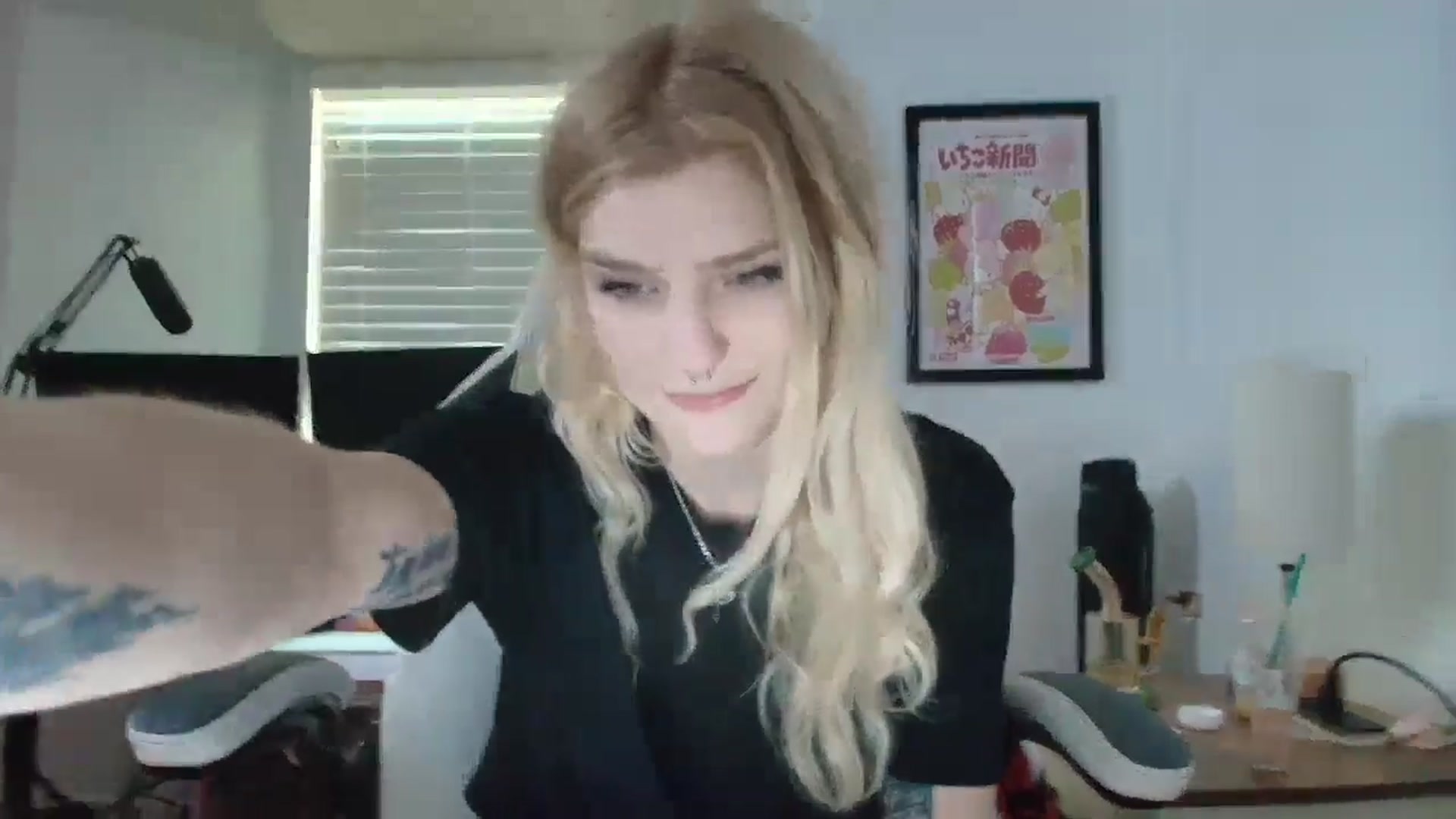 Gallery image thumbnail from DuckChan0's myfreecams stream on, 05/01/2025, 15:17 image 14 of 20