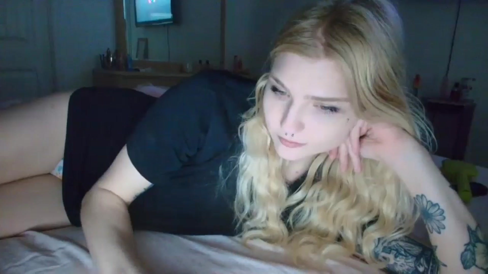 Gallery image thumbnail from DuckChan0's myfreecams stream on, 05/01/2025, 15:17 image 6 of 20