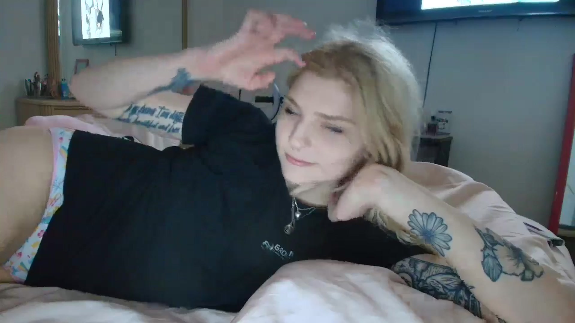 Gallery image thumbnail from DuckChan0's myfreecams stream on, 05/01/2025, 15:17 image 12 of 20