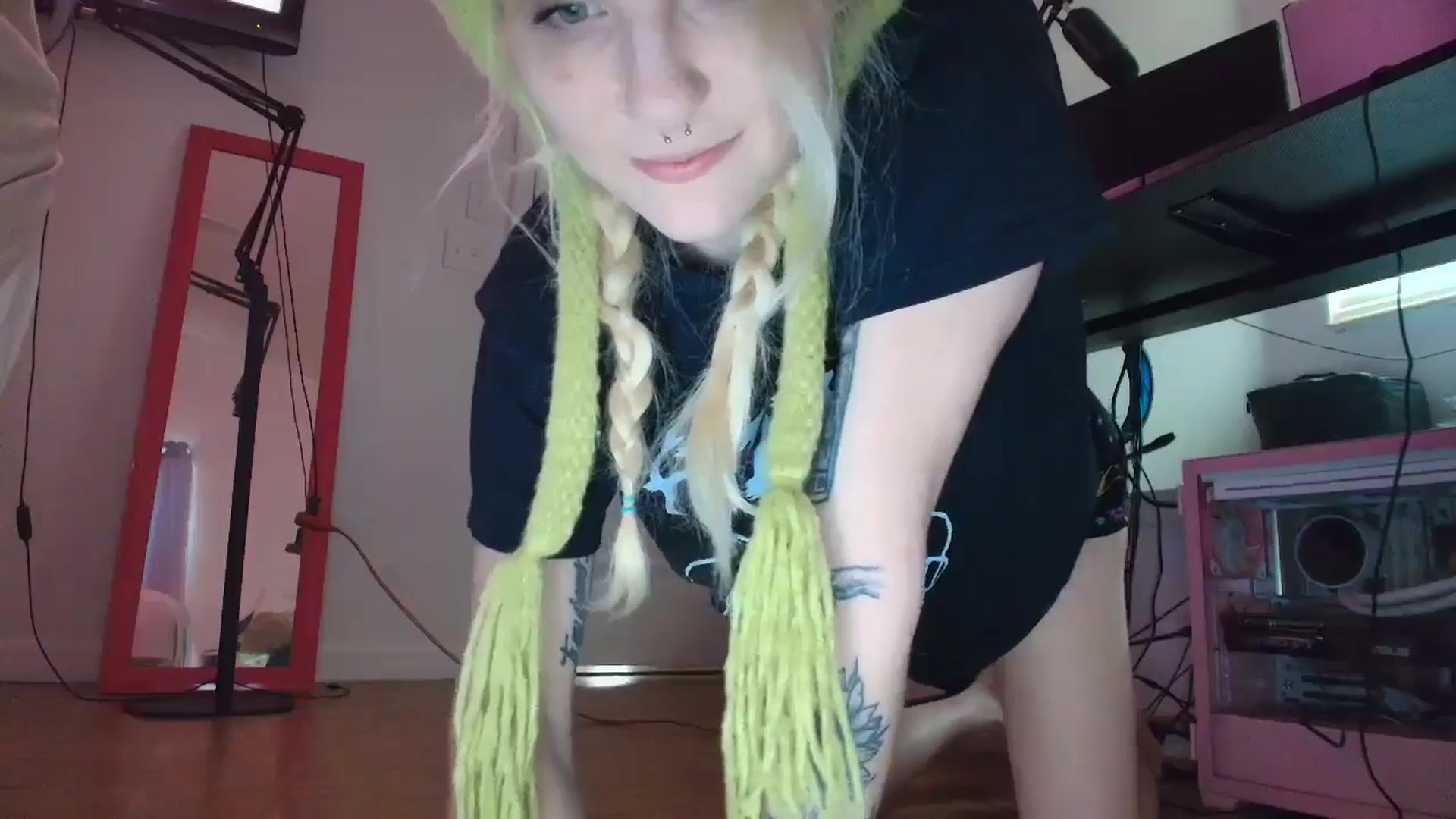 Gallery image thumbnail from DuckChan0's myfreecams stream on, 05/02/2025, 15:38 image 14 of 20