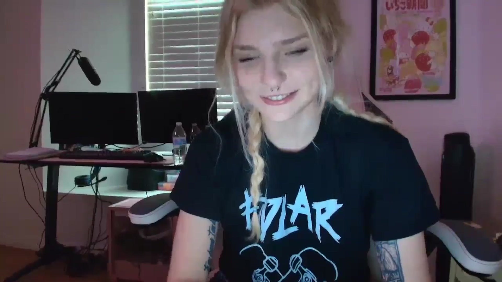 Gallery image thumbnail from DuckChan0's myfreecams stream on, 05/02/2025, 15:38 image 18 of 20