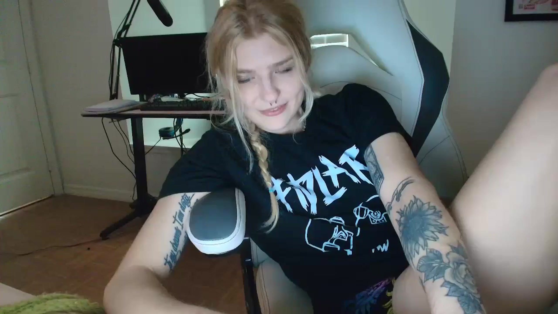 Gallery image thumbnail from DuckChan0's myfreecams stream on, 05/02/2025, 15:38 image 16 of 20