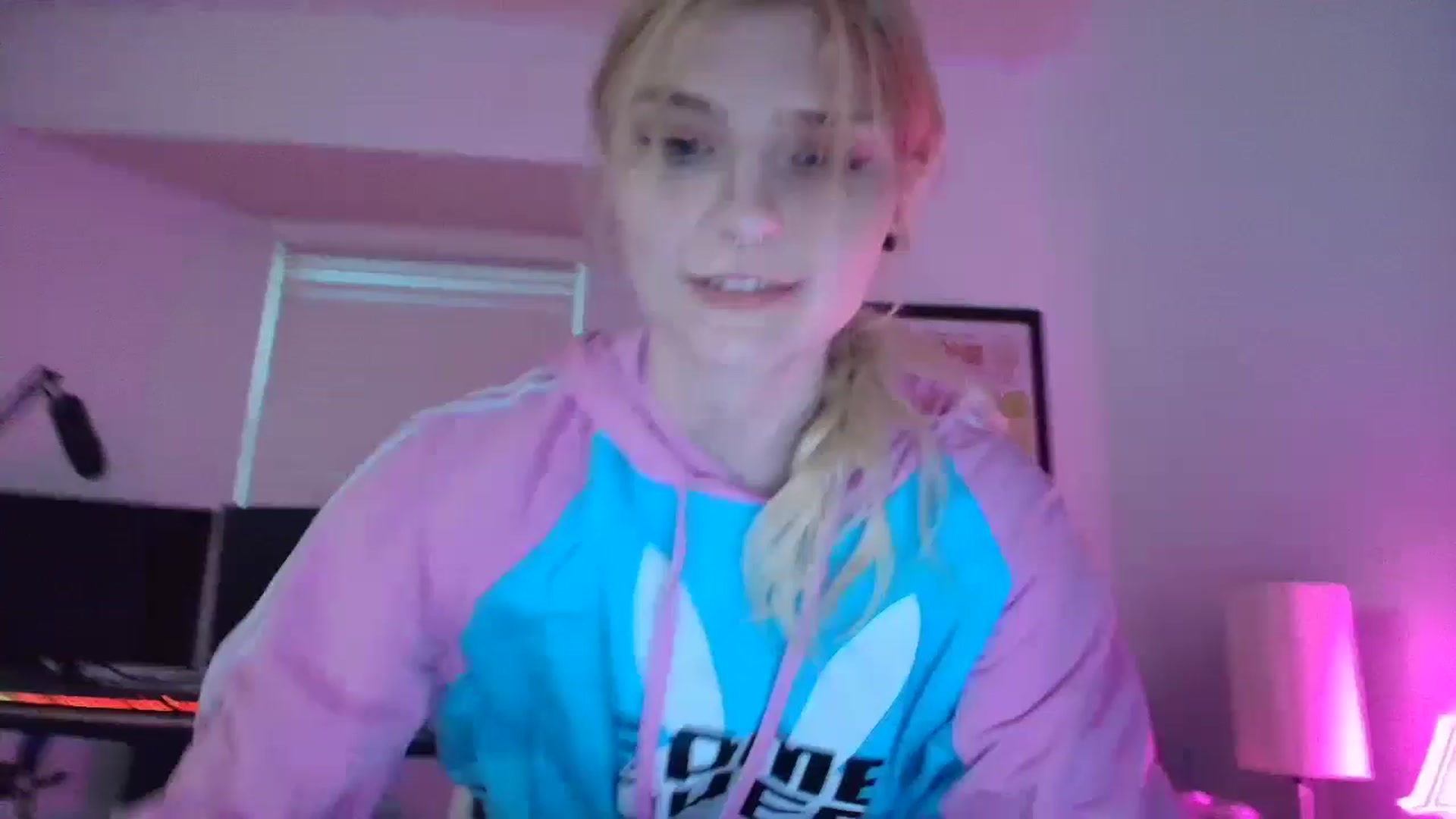 Gallery image thumbnail from DuckChan0's myfreecams stream on, 05/04/2025, 24:05 image 11 of 20