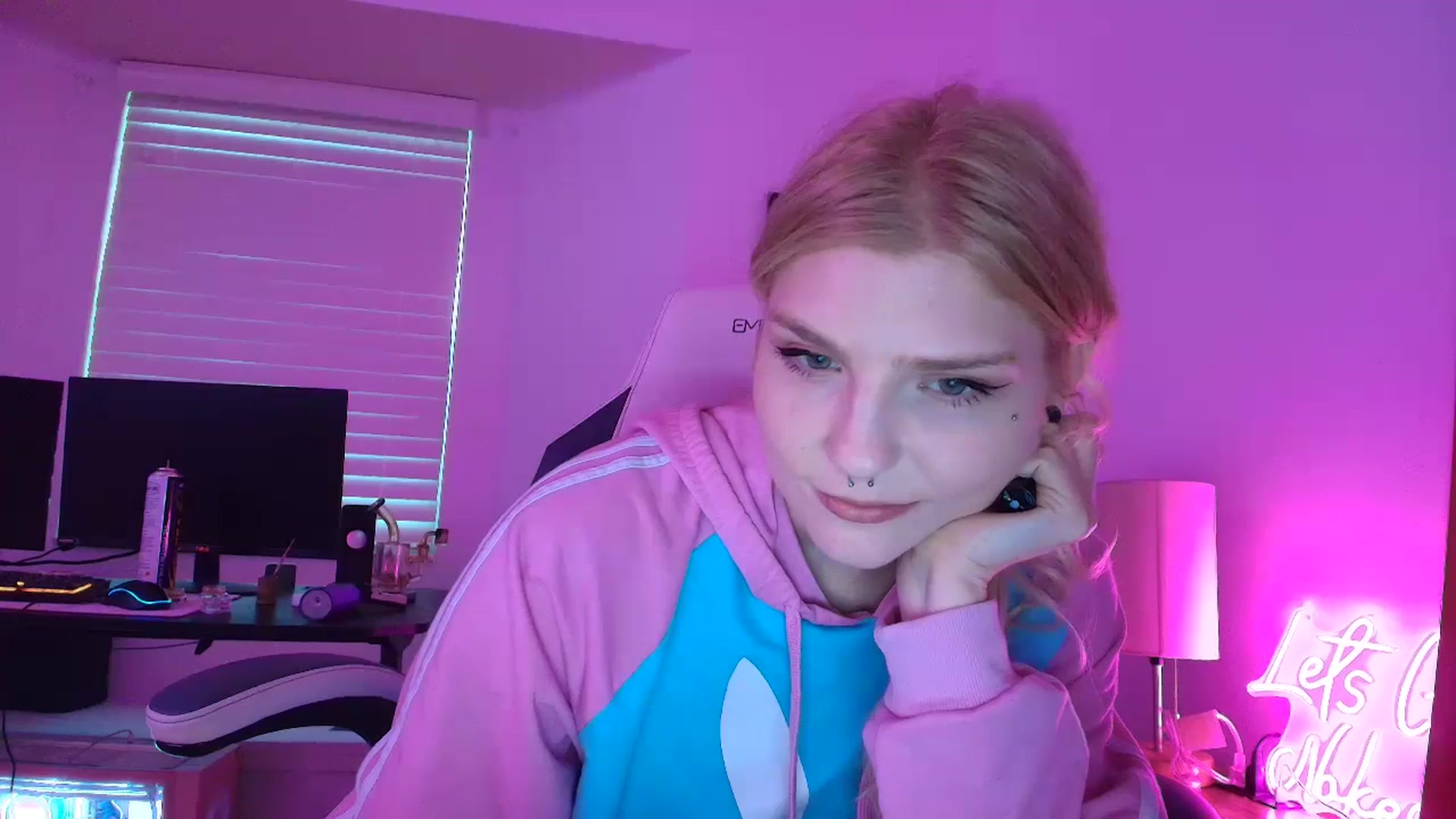 Gallery image thumbnail from DuckChan0's myfreecams stream on, 05/04/2025, 24:05 image 7 of 20