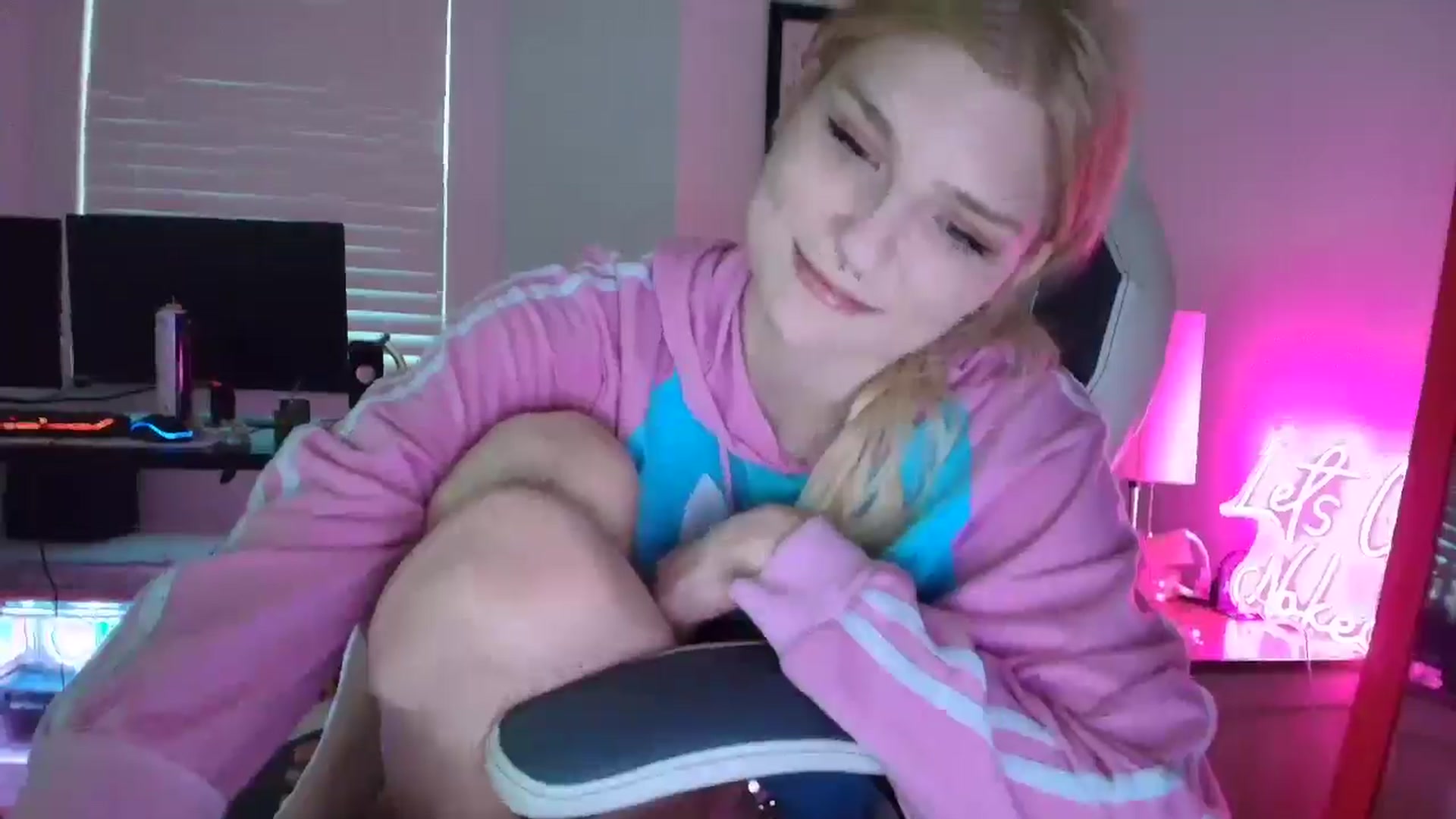 Gallery image thumbnail from DuckChan0's myfreecams stream on, 05/04/2025, 24:05 image 5 of 20