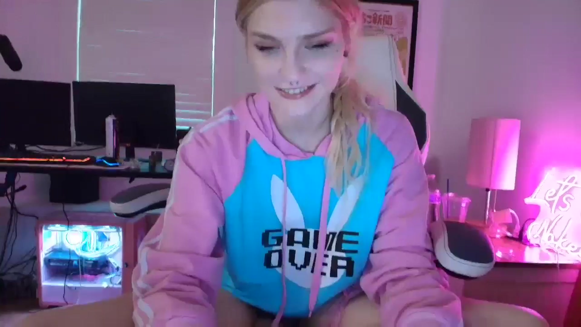 Gallery image thumbnail from DuckChan0's myfreecams stream on, 05/04/2025, 24:05 image 6 of 20