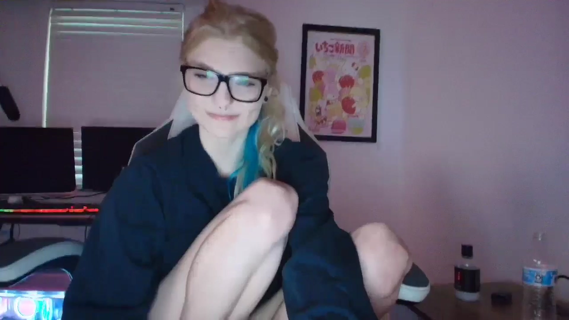 Gallery image thumbnail from DuckChan0's myfreecams stream on, 05/09/2025, 24:01 image 14 of 20