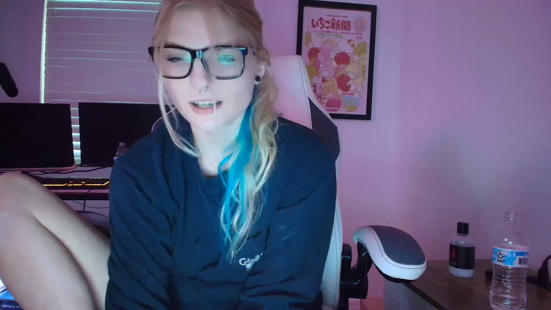 Gallery image thumbnail from DuckChan0's myfreecams stream on, 05/09/2025, 24:01 image 5 of 20