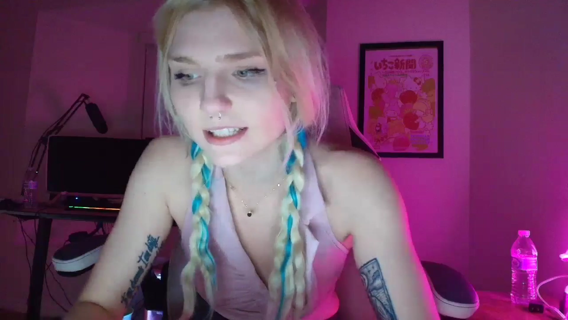 Gallery image thumbnail from DuckChan0's myfreecams stream on, 05/10/2025, 01:43 image 16 of 20