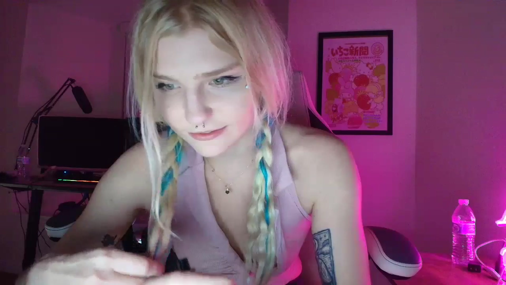 Gallery image thumbnail from DuckChan0's myfreecams stream on, 05/10/2025, 01:43 image 17 of 20