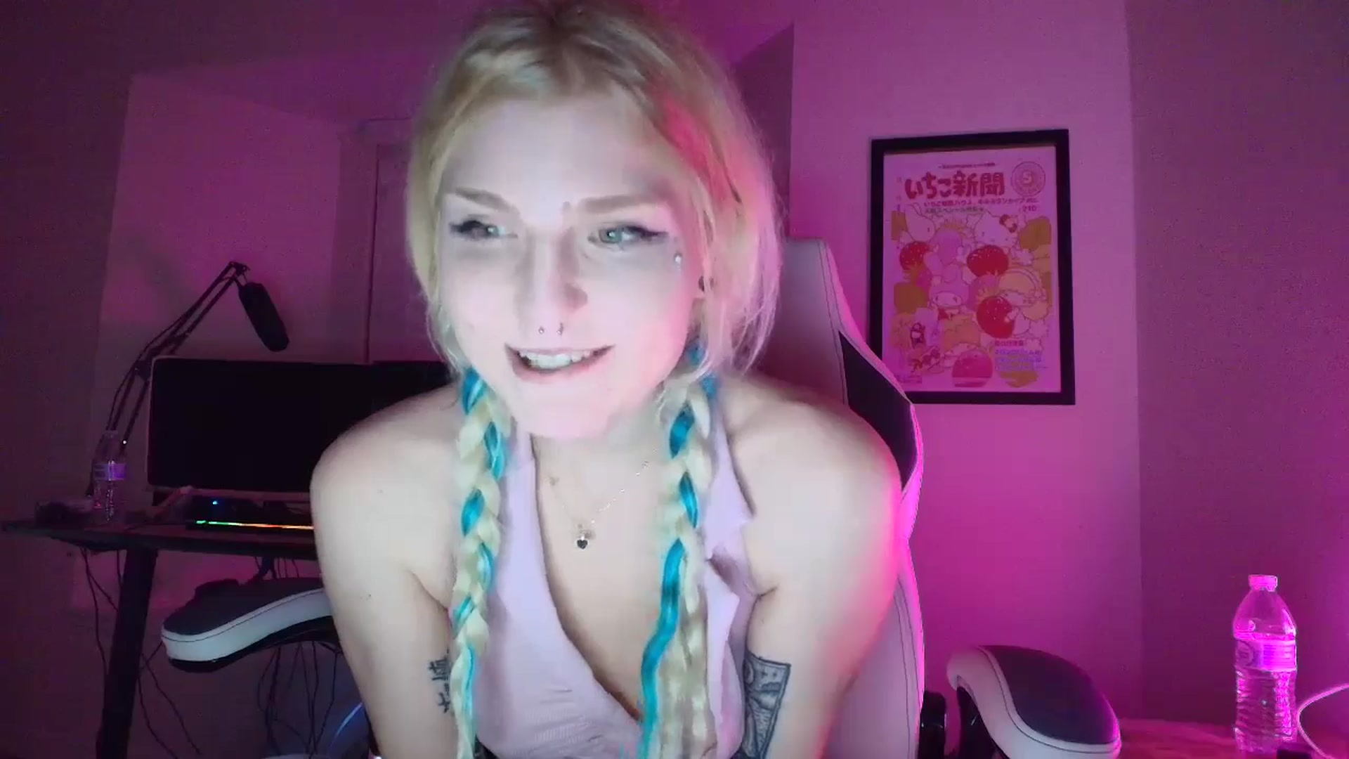 Gallery image thumbnail from DuckChan0's myfreecams stream on, 05/10/2025, 01:43 image 14 of 20