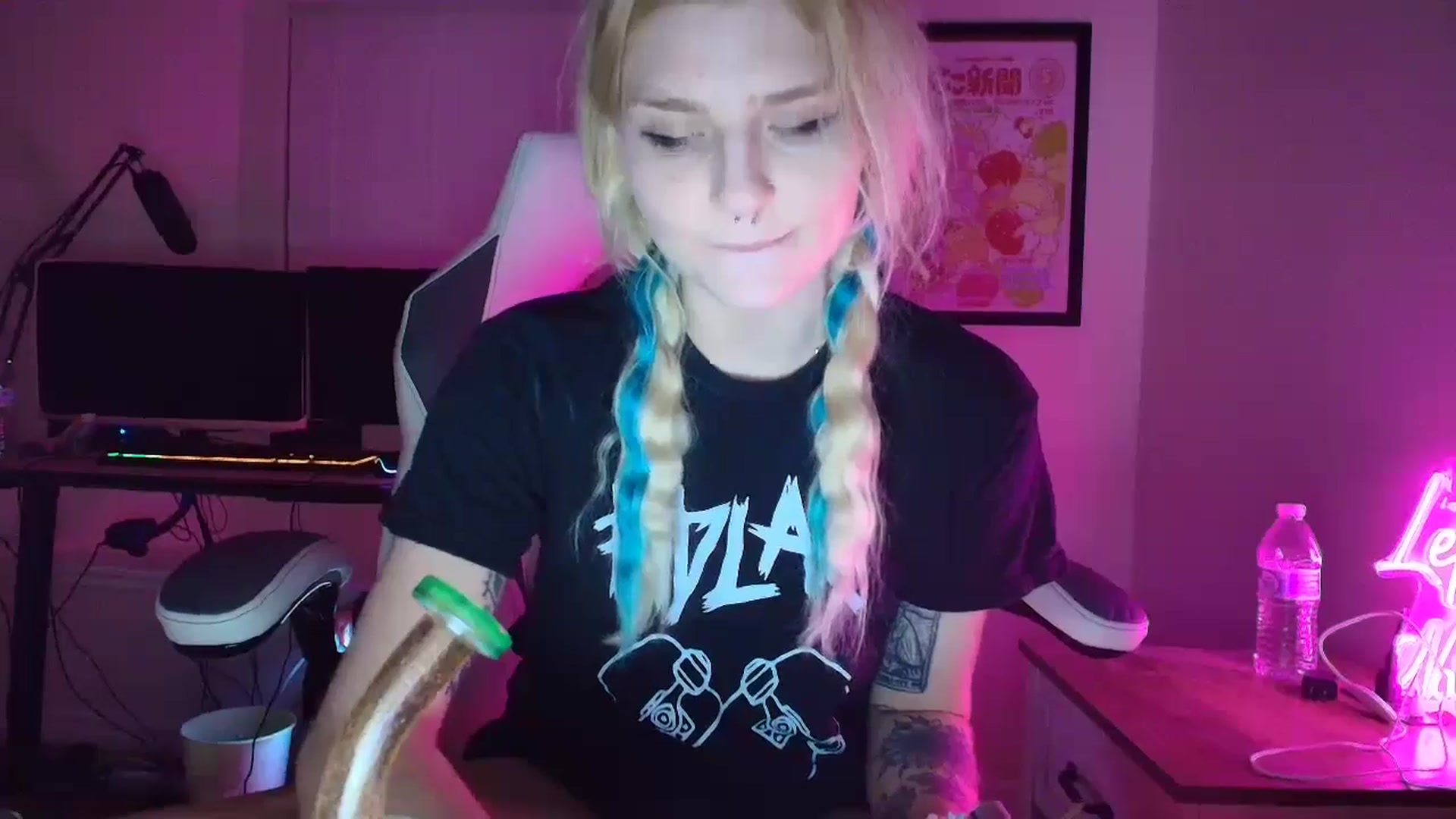 Gallery image thumbnail from DuckChan0's myfreecams stream on, 05/10/2025, 01:56 image 10 of 20