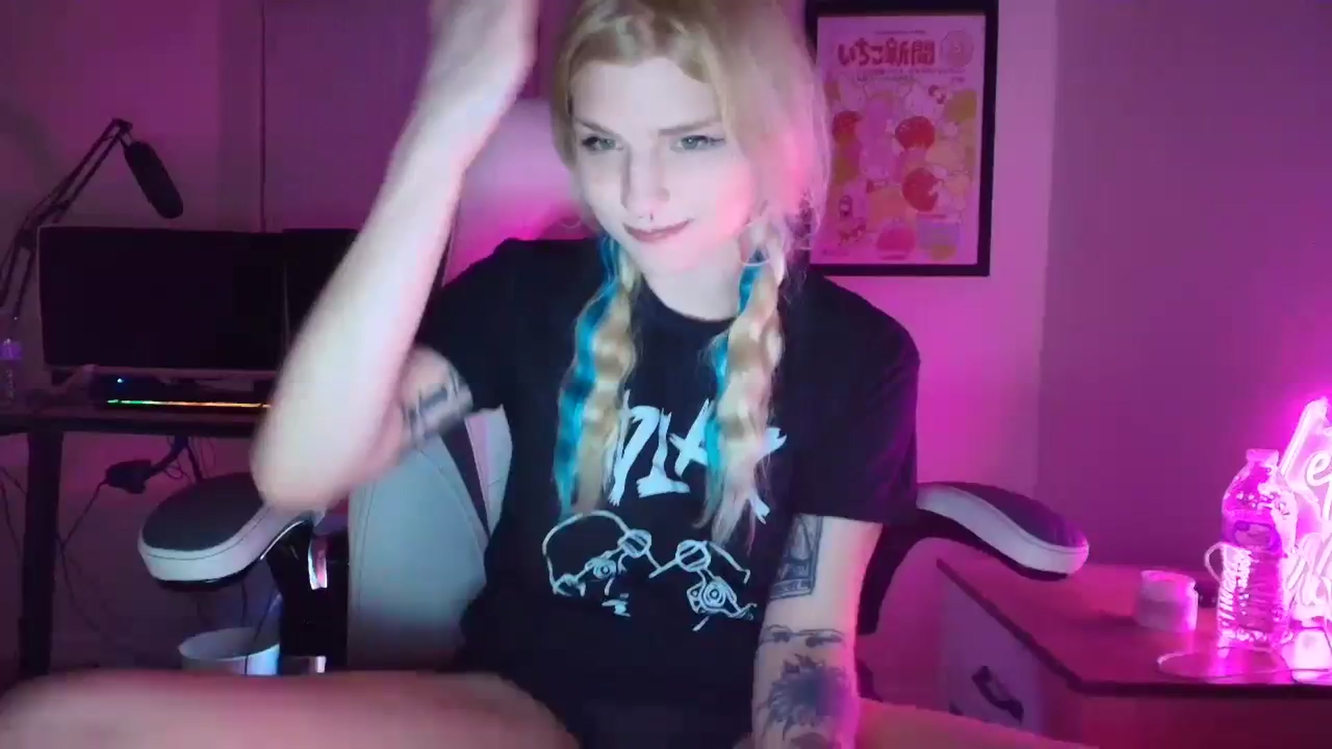 Gallery image thumbnail from DuckChan0's myfreecams stream on, 05/10/2025, 01:56 image 17 of 20
