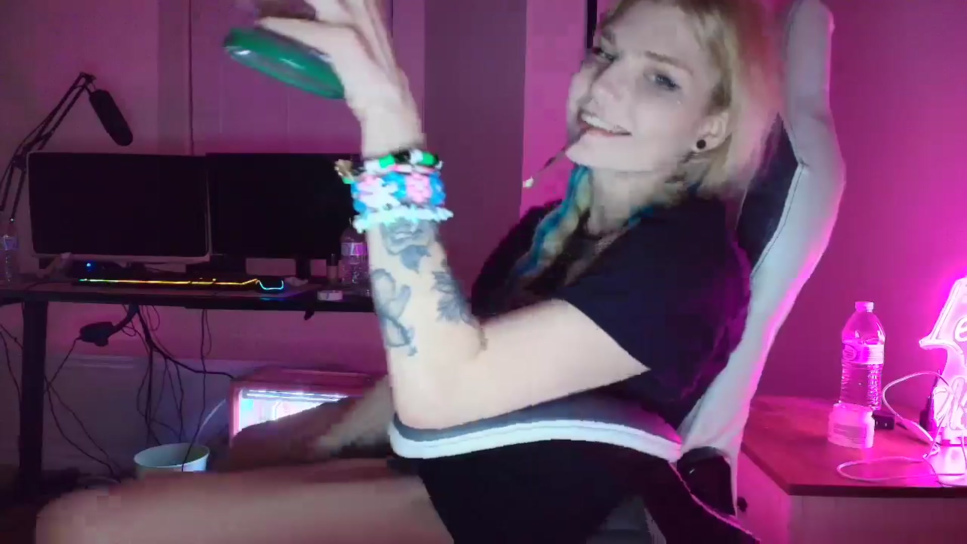 Gallery image thumbnail from DuckChan0's myfreecams stream on, 05/10/2025, 01:56 image 15 of 20