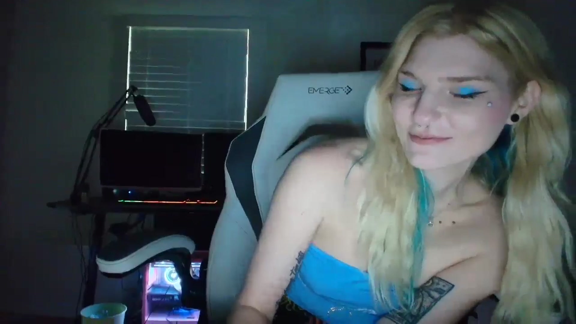 Gallery image thumbnail from DuckChan0's myfreecams stream on, 05/10/2025, 22:21 image 19 of 20