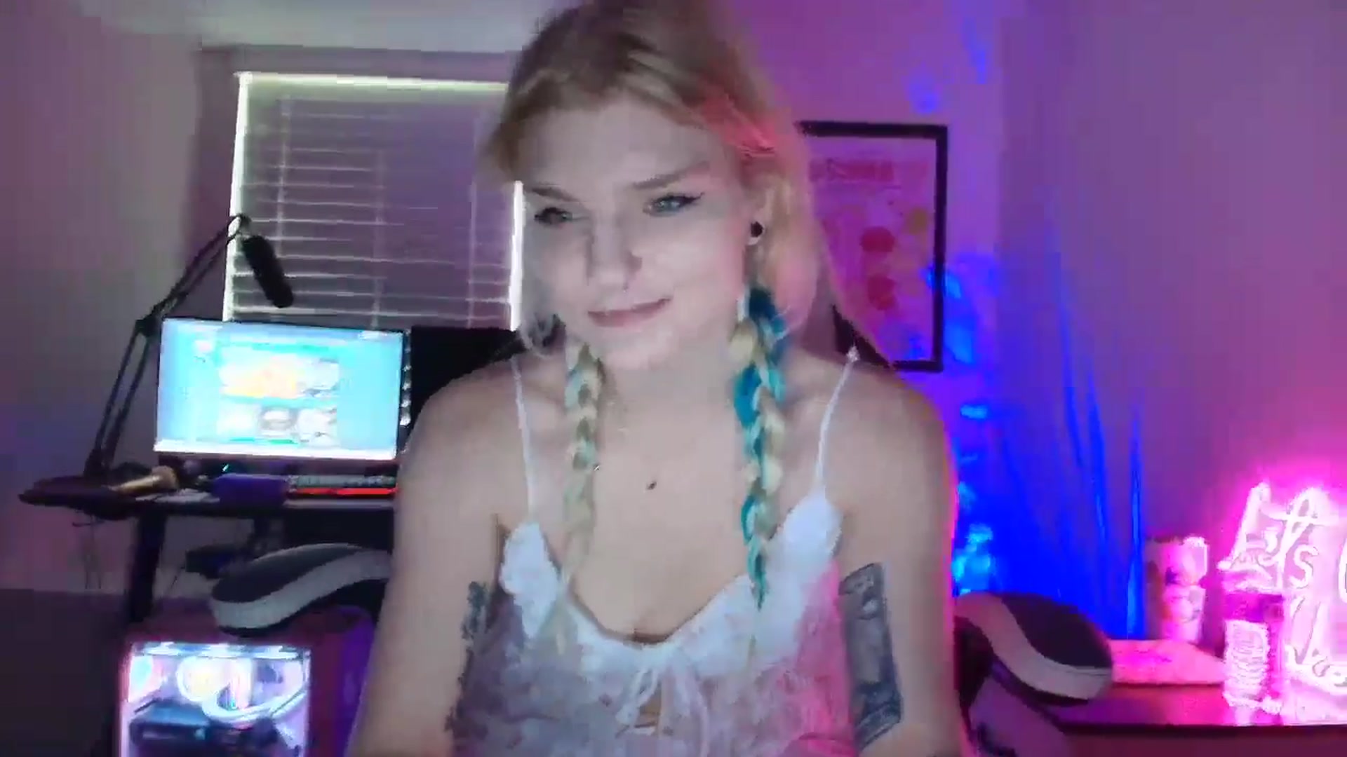 Gallery image thumbnail from DuckChan0's myfreecams stream on, 05/12/2025, 20:02 image 2 of 20