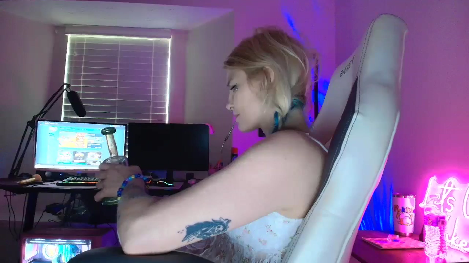 Gallery image thumbnail from DuckChan0's myfreecams stream on, 05/12/2025, 20:02 image 6 of 20
