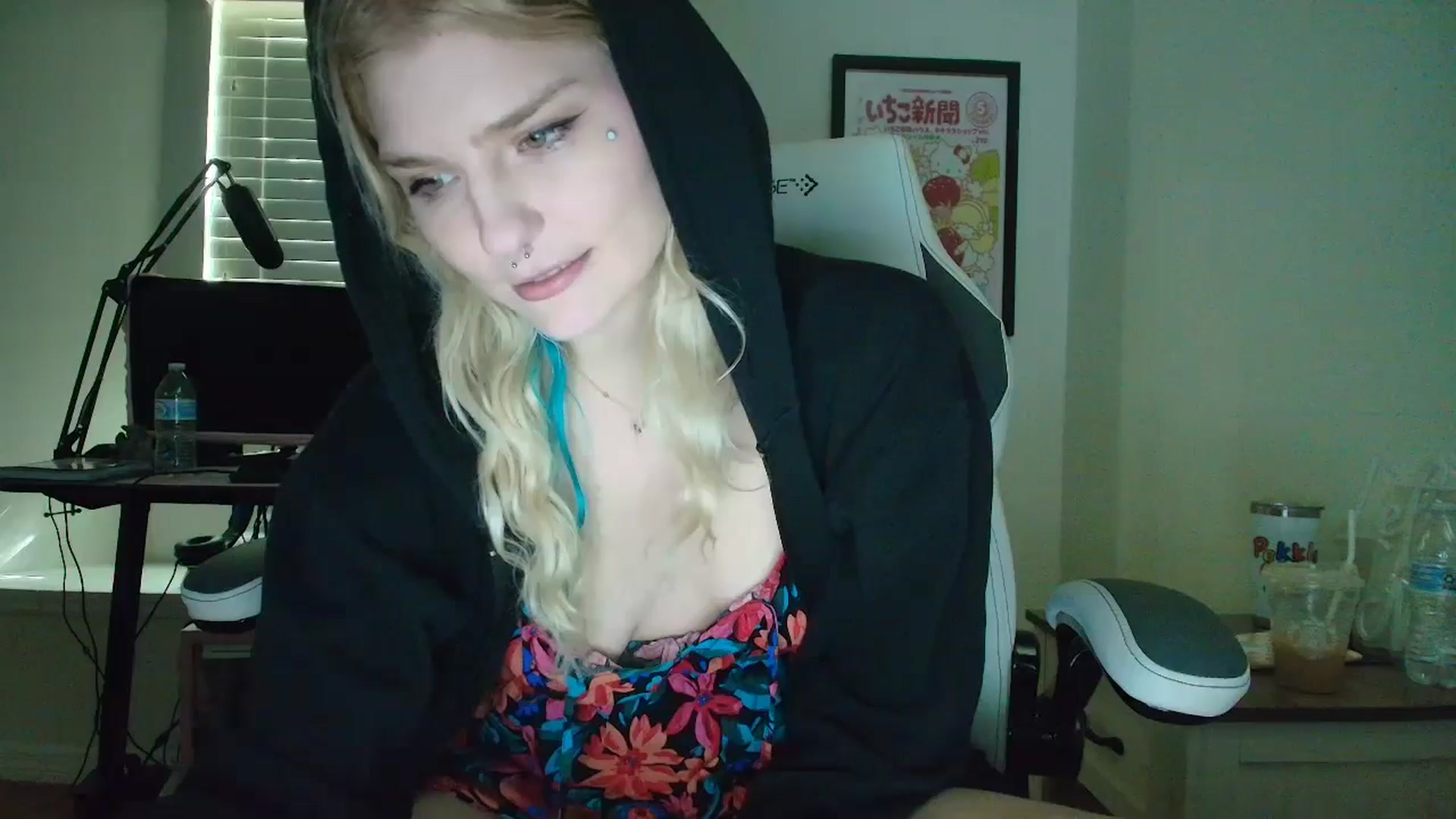 Gallery image thumbnail from DuckChan0's myfreecams stream on, 05/13/2025, 13:56 image 17 of 20