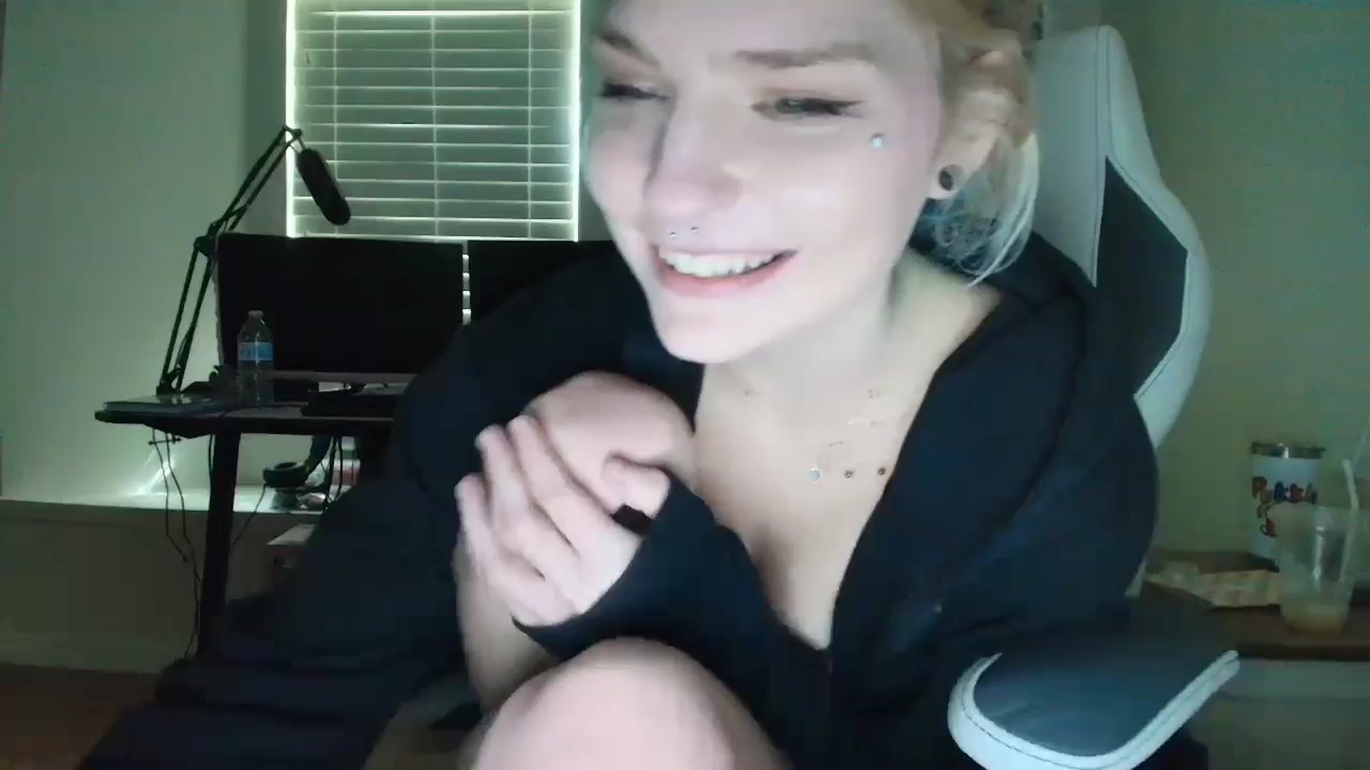 Gallery image thumbnail from DuckChan0's myfreecams stream on, 05/13/2025, 14:14 image 20 of 20