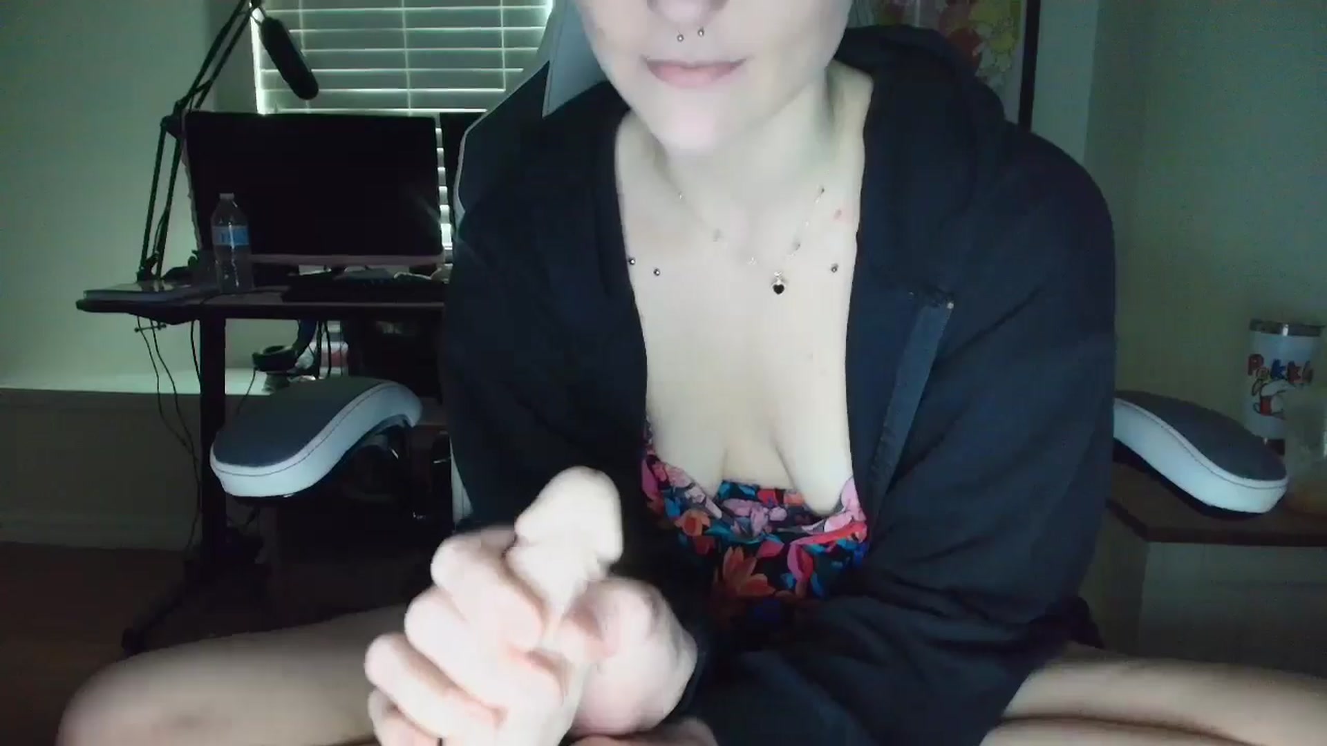 Gallery image thumbnail from DuckChan0's myfreecams stream on, 05/13/2025, 14:14 image 8 of 20