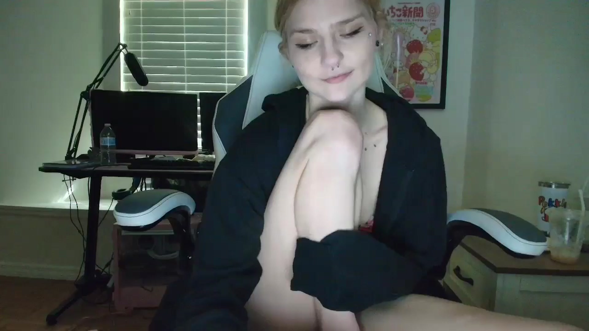 Gallery image thumbnail from DuckChan0's myfreecams stream on, 05/13/2025, 14:14 image 19 of 20