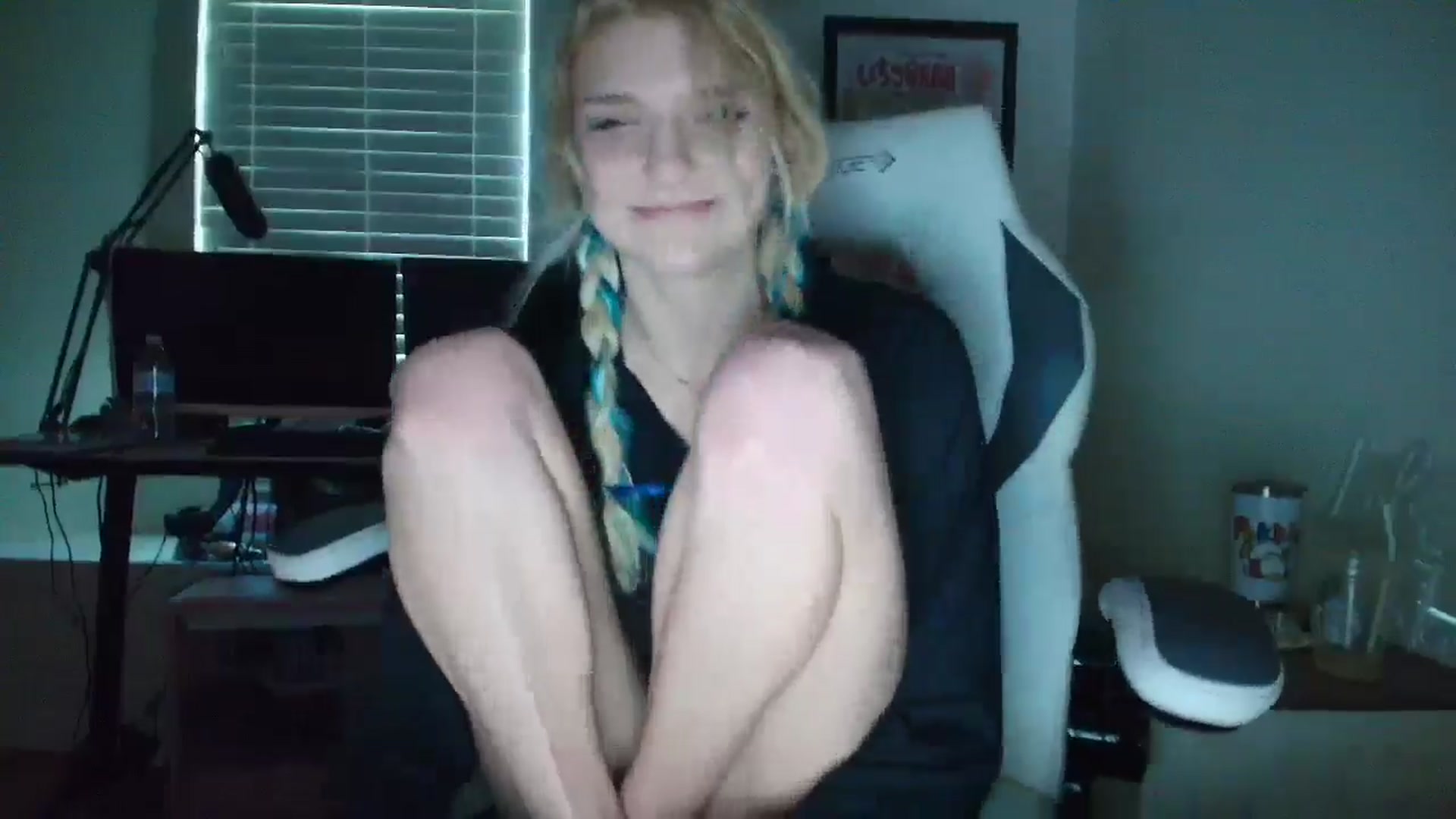 Gallery image thumbnail from DuckChan0's myfreecams stream on, 05/13/2025, 16:03 image 8 of 20