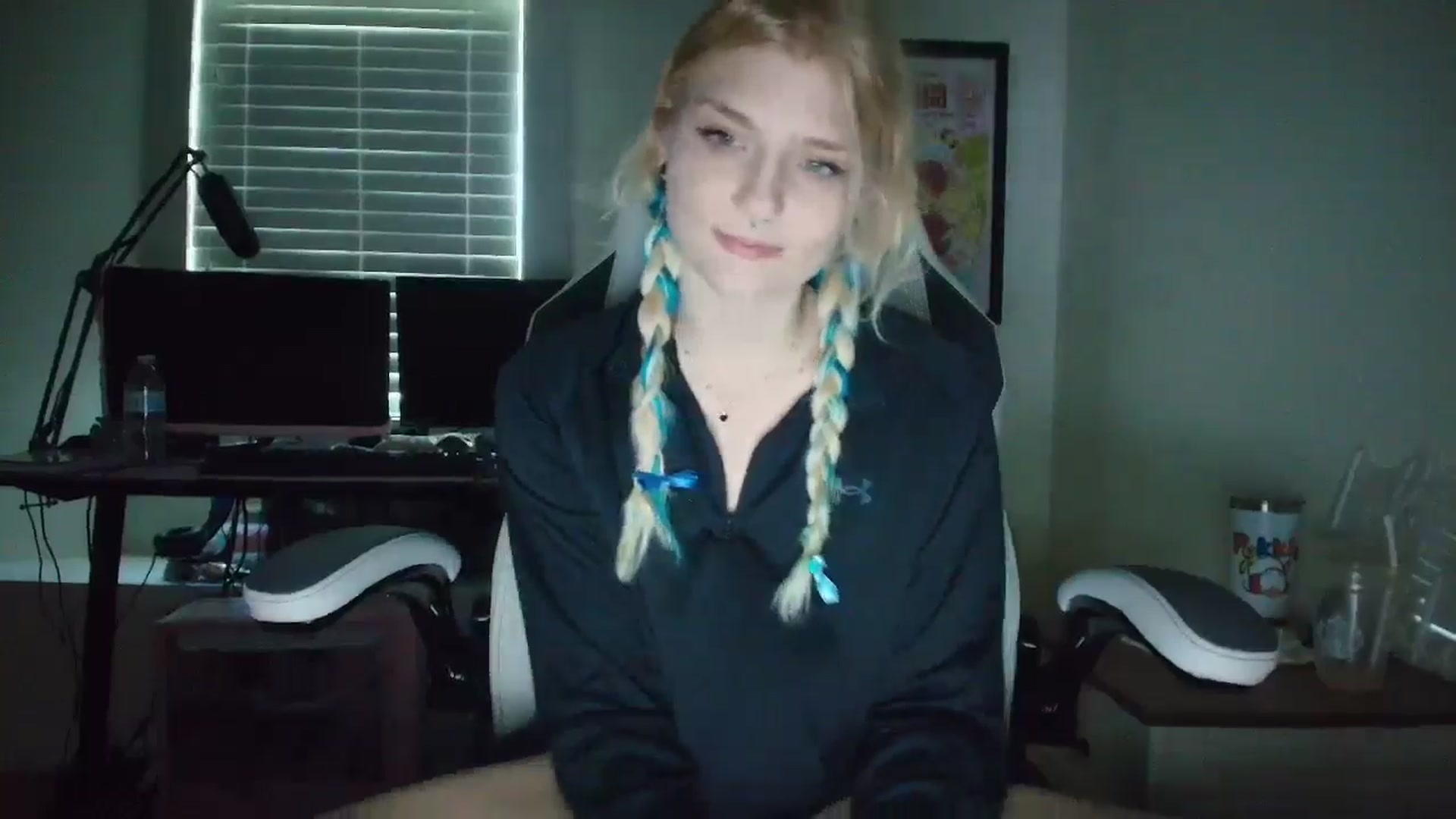 Gallery image thumbnail from DuckChan0's myfreecams stream on, 05/13/2025, 16:03 image 7 of 20