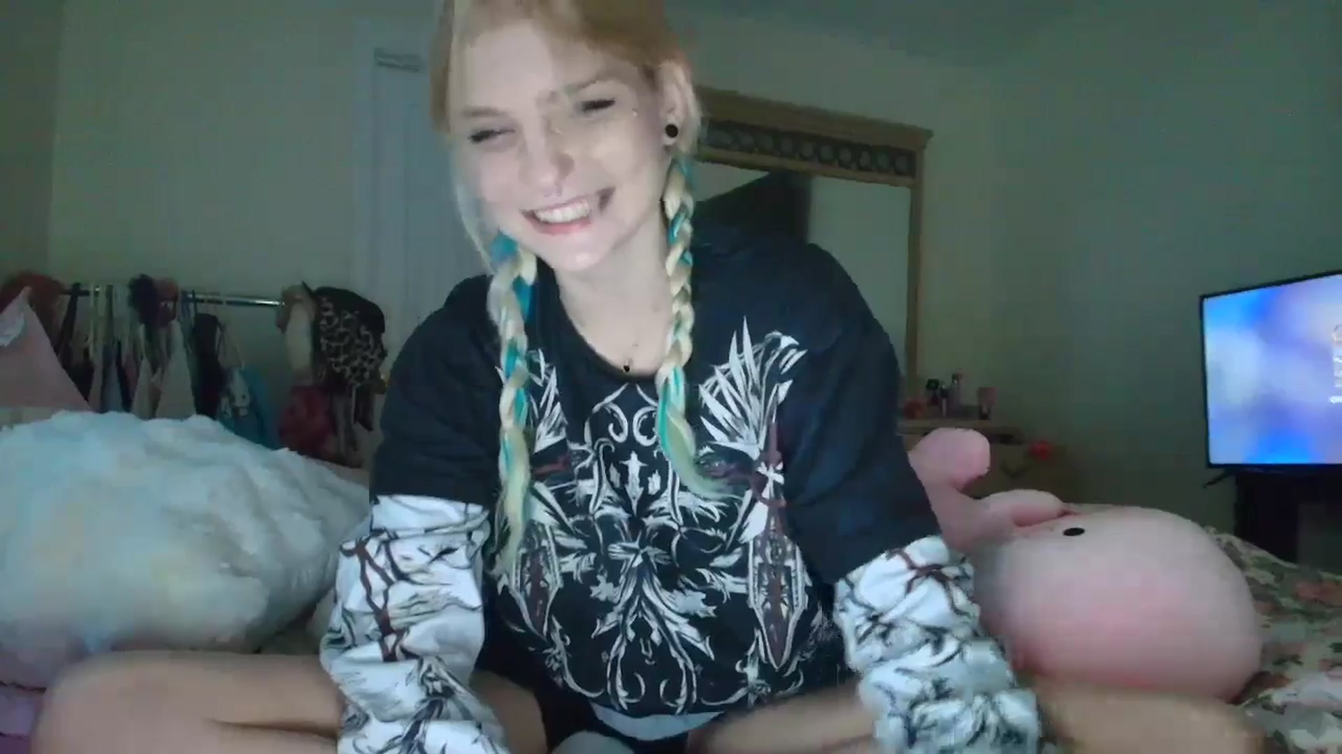 Gallery image thumbnail from DuckChan0's myfreecams stream on, 05/14/2025, 13:35 image 18 of 20