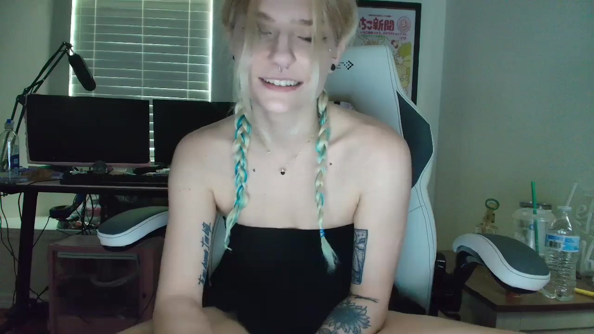 Gallery image thumbnail from DuckChan0's myfreecams stream on, 05/14/2025, 15:49 image 12 of 20
