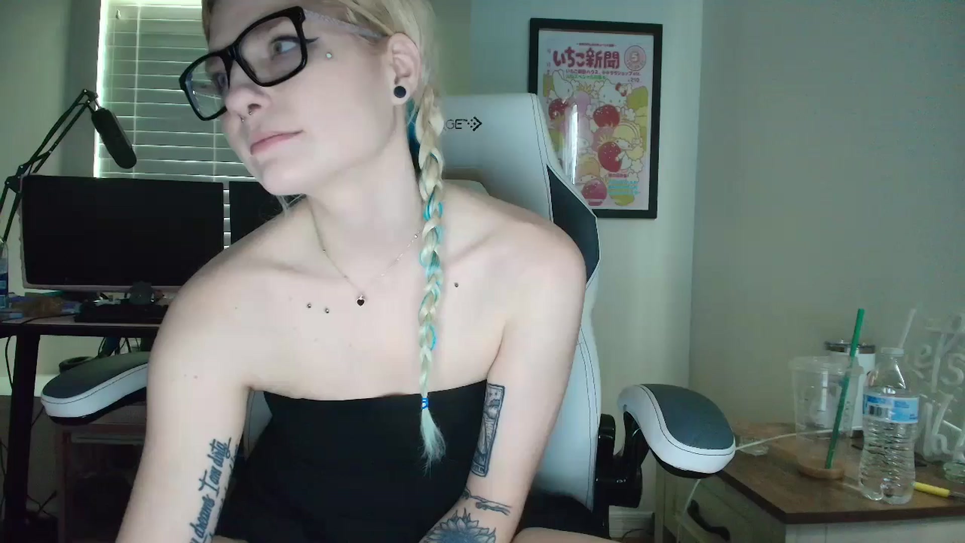 Gallery image thumbnail from DuckChan0's myfreecams stream on, 05/14/2025, 15:49 image 2 of 20